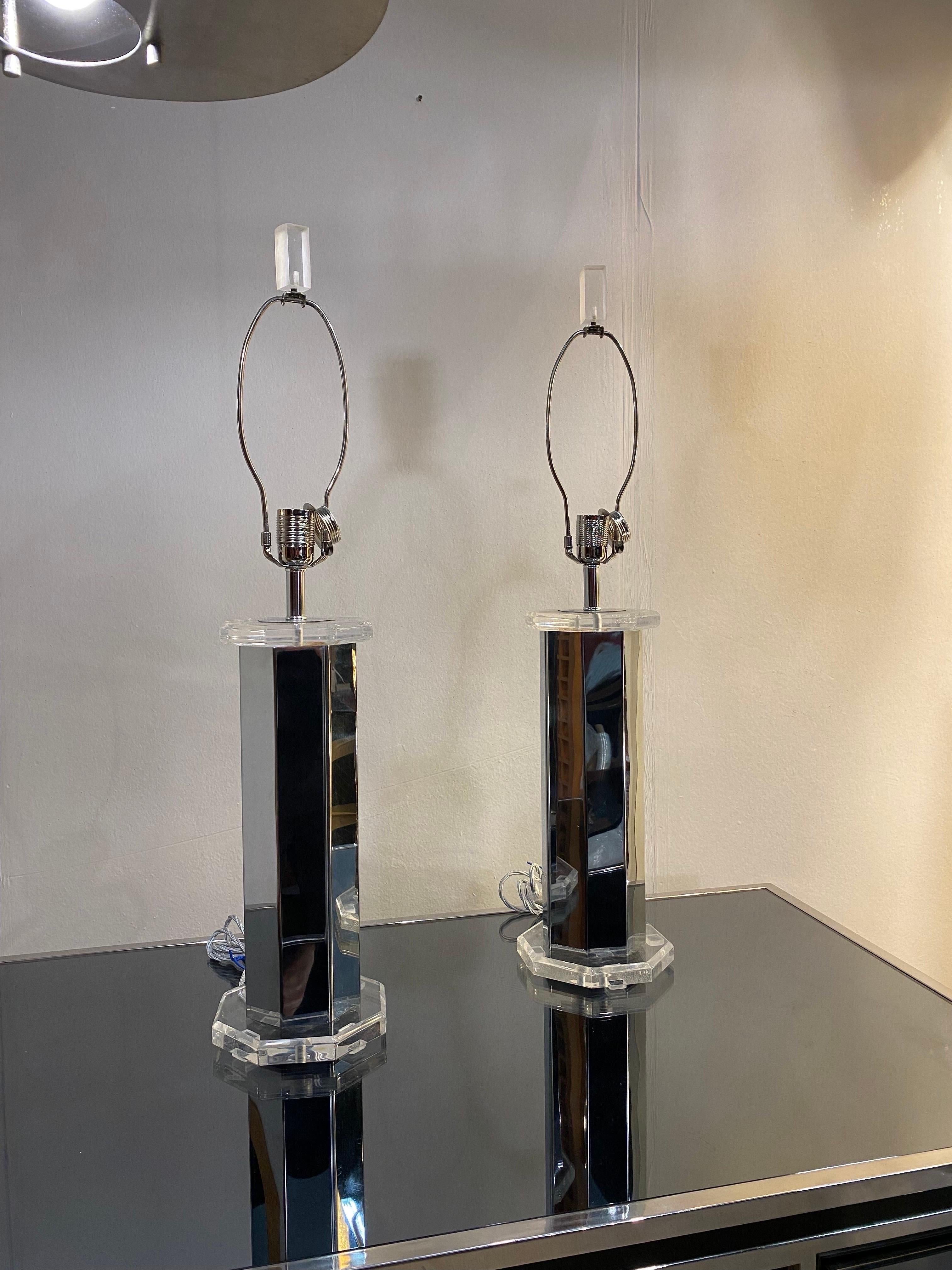 Pair Chrome Lucite Table Lamps 1970s Hollywood Regency Postmodern Minimalism In Good Condition For Sale In London, GB