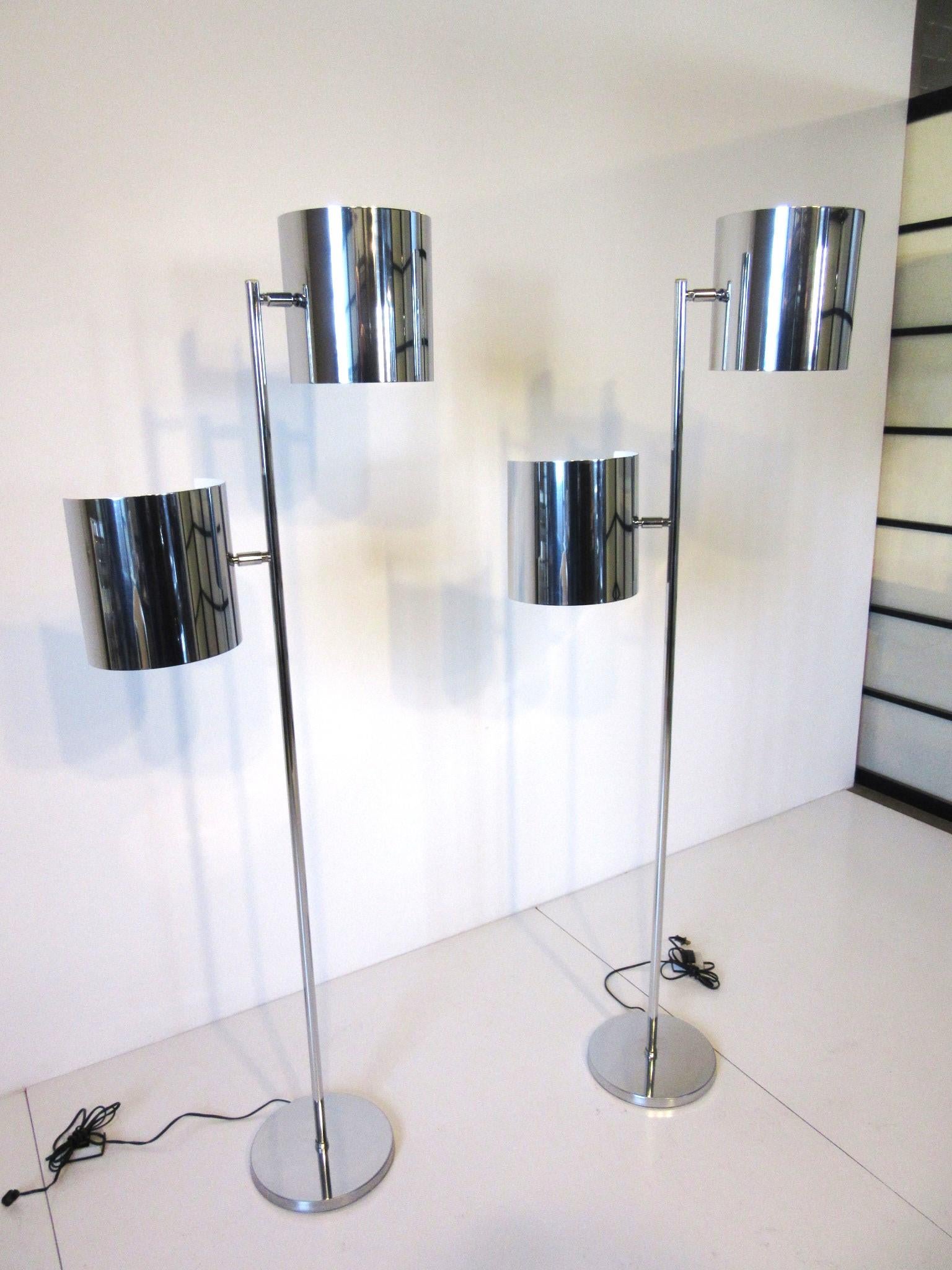  Paire de lampadaires à voile chromés par  Robert Sonneman en vente 3