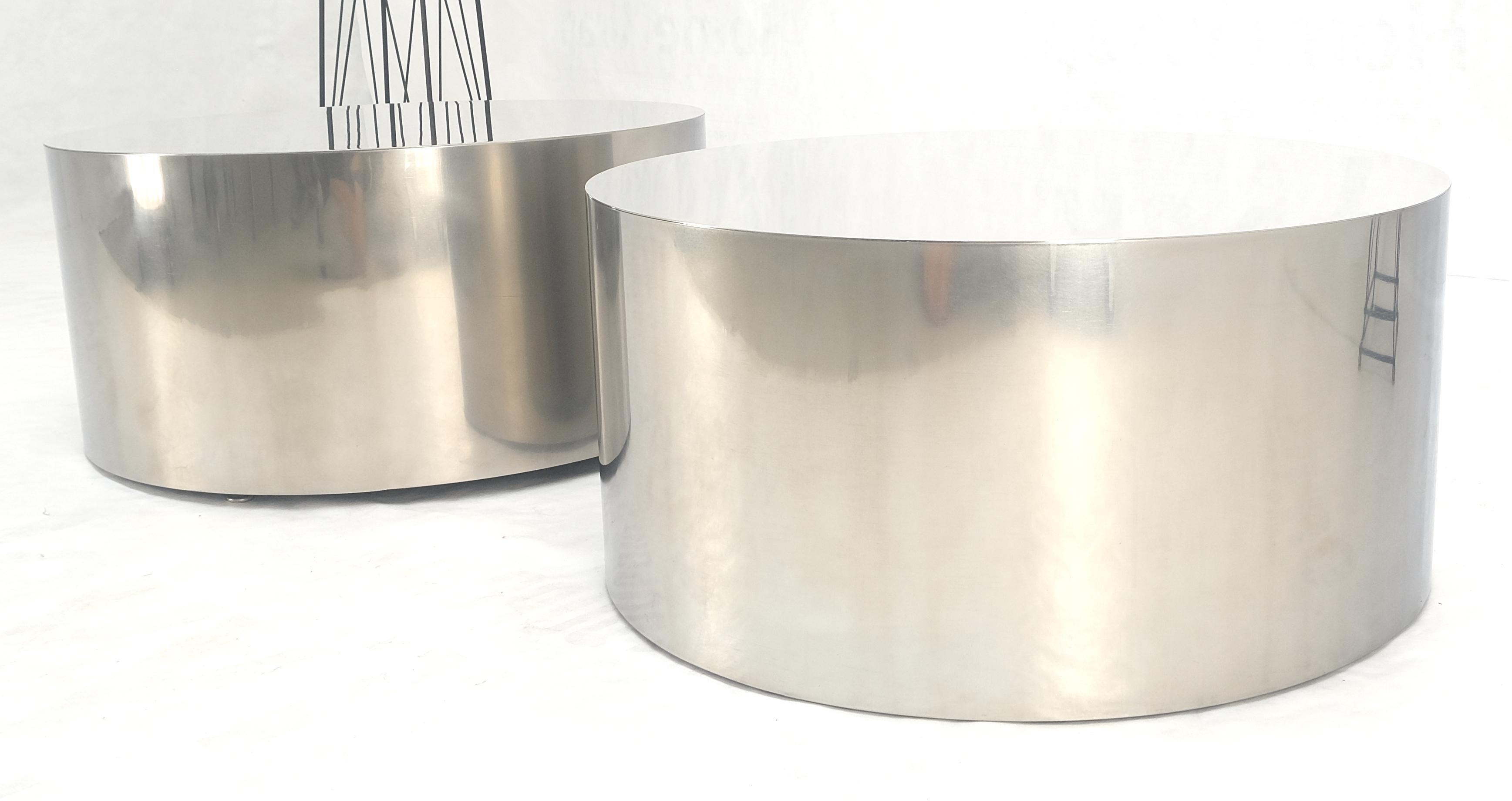Pair Chrome Stainless Steel Drum Shape Round End Lamp Tables Stands Pedestals  In Good Condition For Sale In Rockaway, NJ