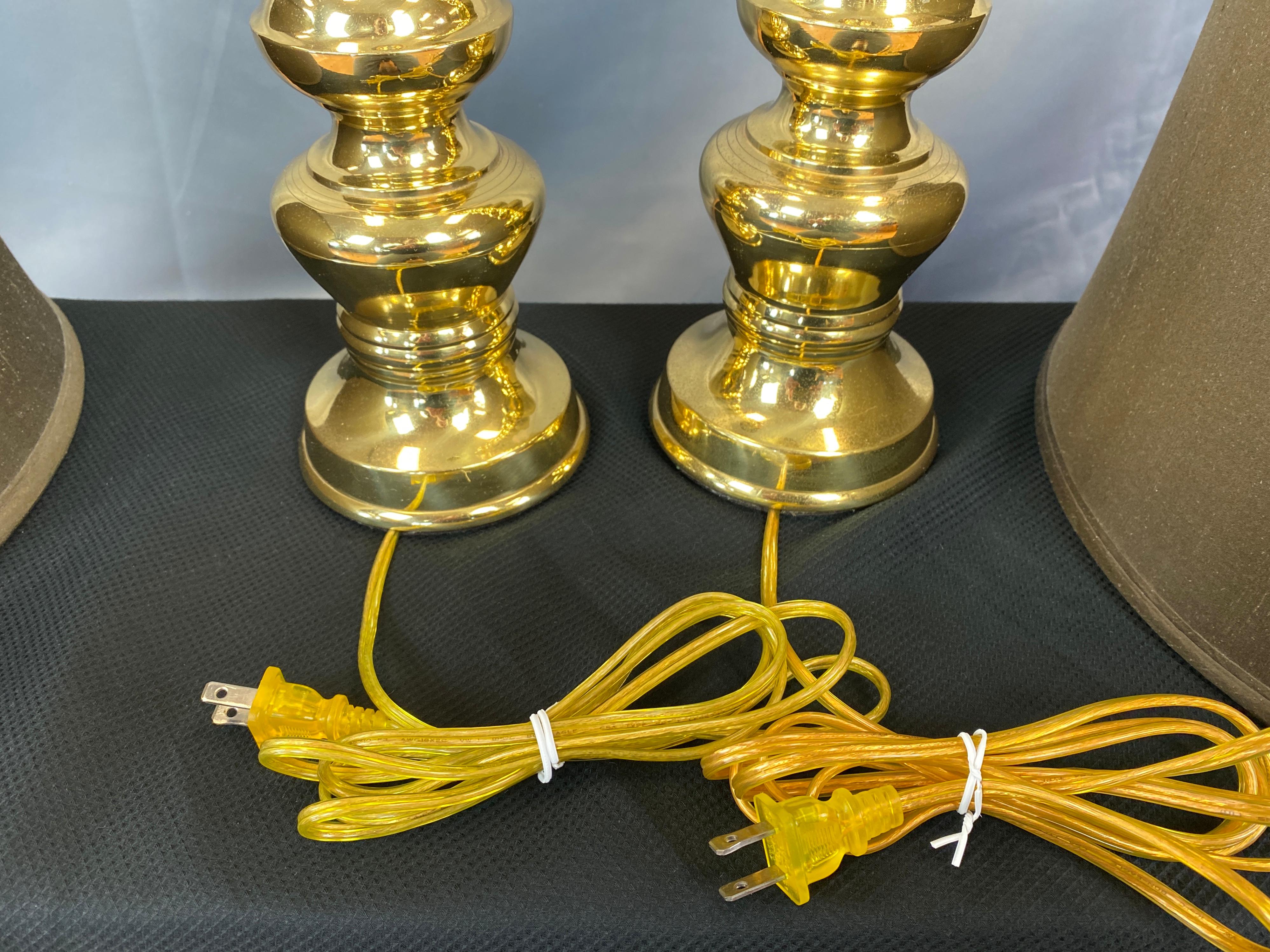 Paar Vintage-Lampen aus poliertem Messing aus den 1970er Jahren, Japan, Hollywood Regency im Angebot 7