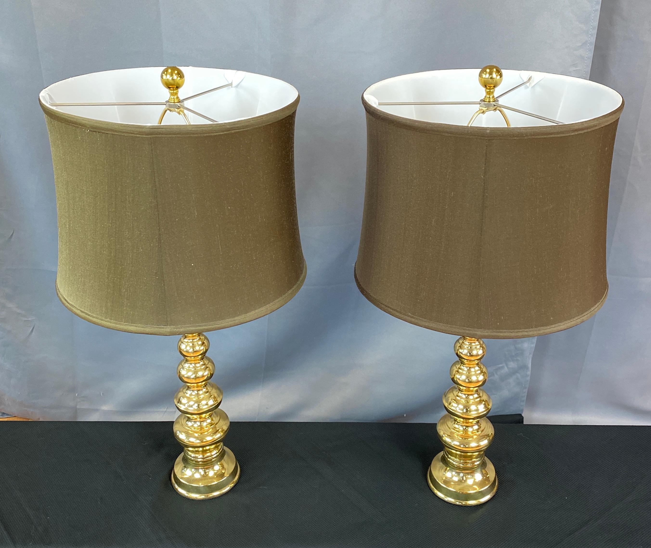 Japonais Paire de lampes vintage en laiton poli datant des années 1970 environ, Japon, Hollywood Regency en vente