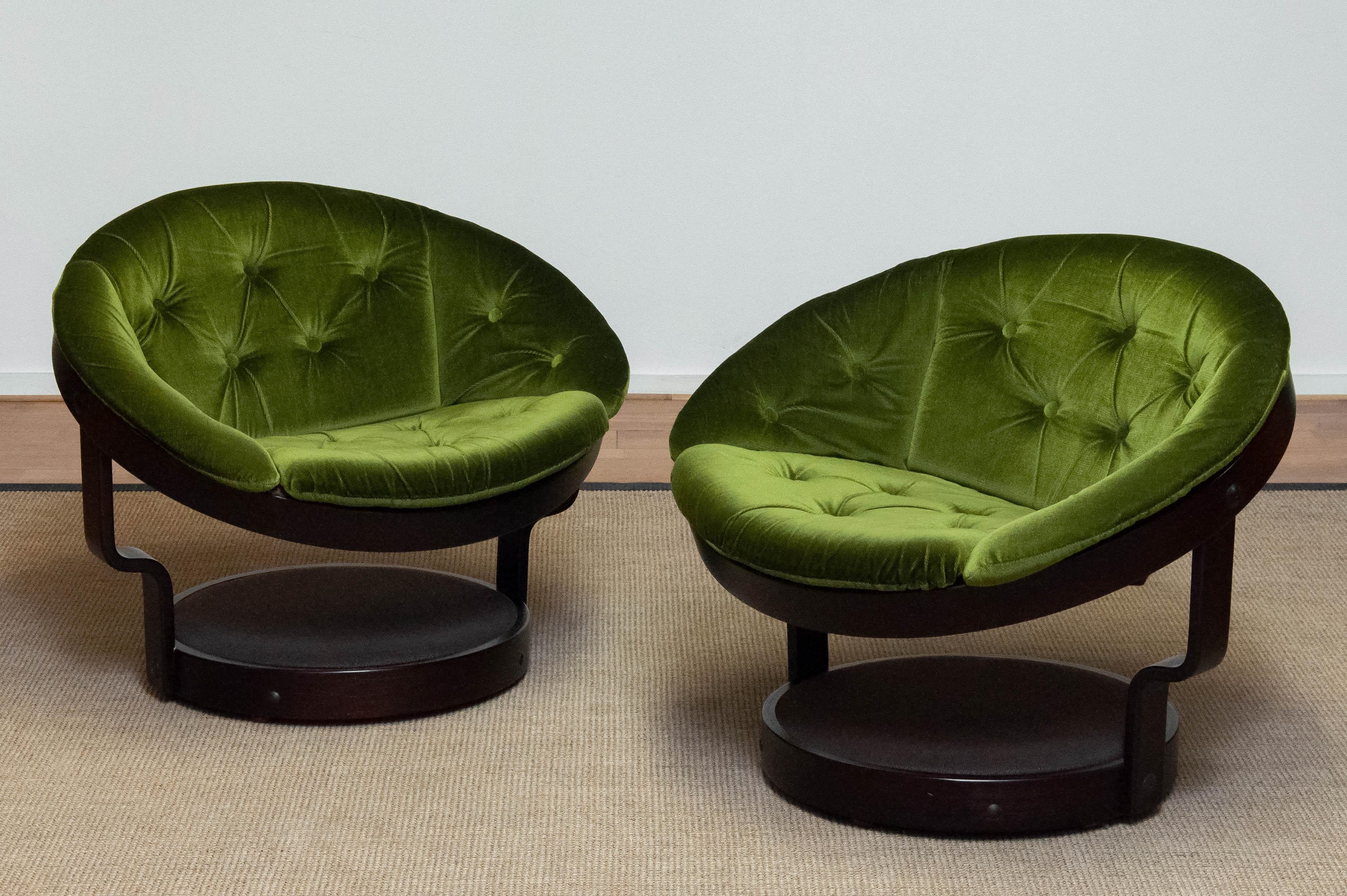 Beautiful set of two Scandinavian modern bentwood ' model Convair' swivel lounge chairs by Oddmund Vad for VAD Trevarefabrik in Norway. Featuring a floating circular bentwood frames and floor stand with tufted green velvet fabric cushions. These