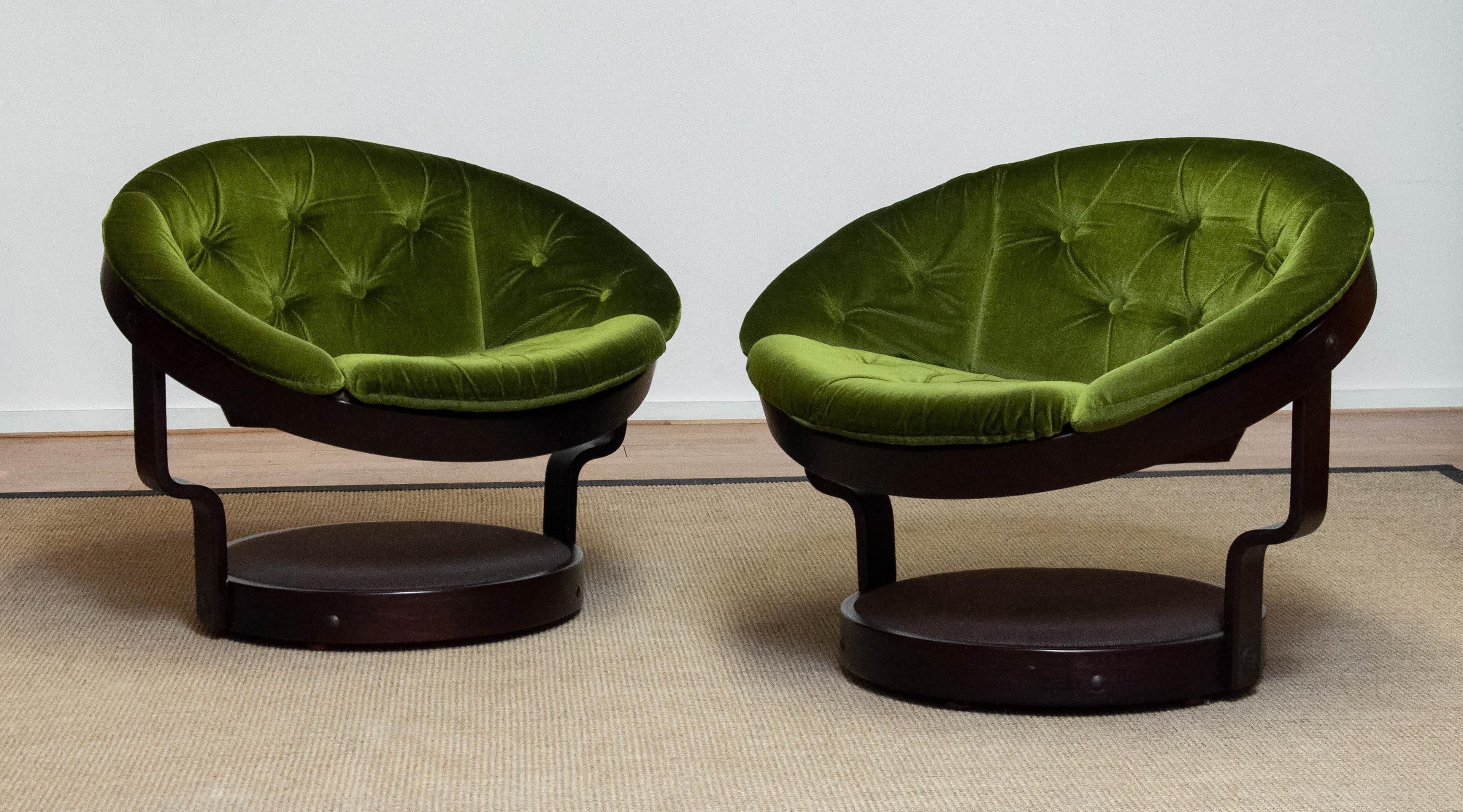Scandinavian Modern Pair Circular Swivel Lounge Chairs Model 'Convair' Green Velvet by Oddmund Vad For Sale