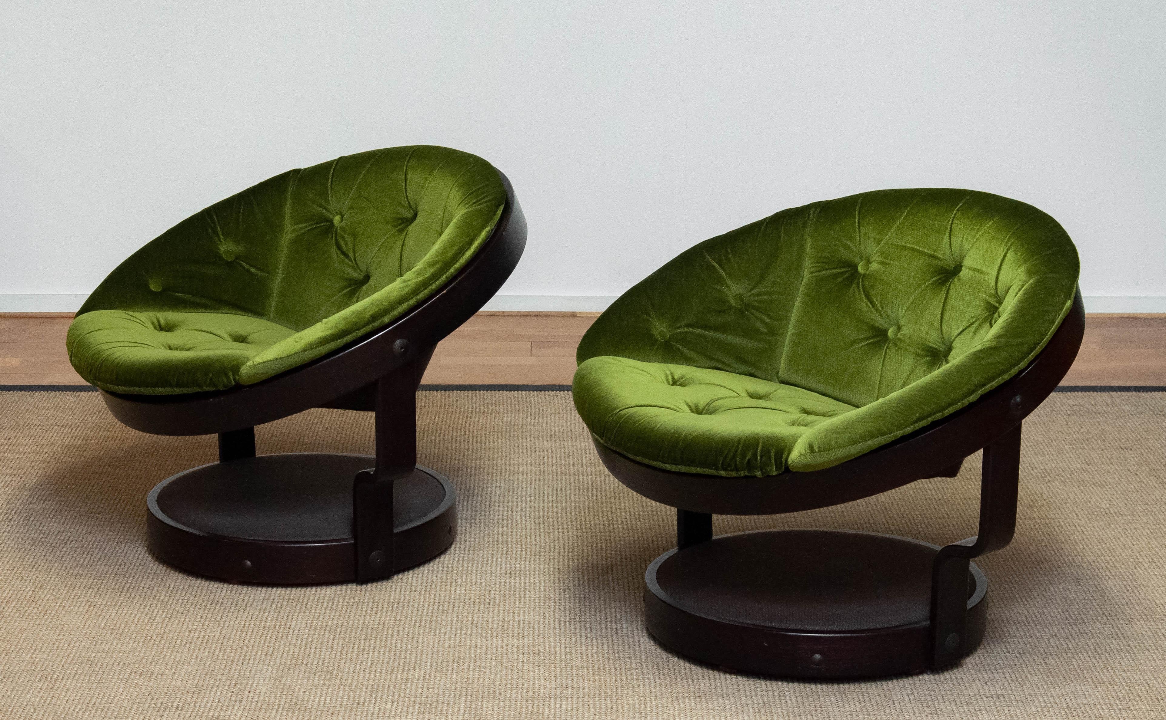 Pair Circular Swivel Lounge Chairs Model 'Convair' Green Velvet by Oddmund Vad In Good Condition For Sale In Silvolde, Gelderland