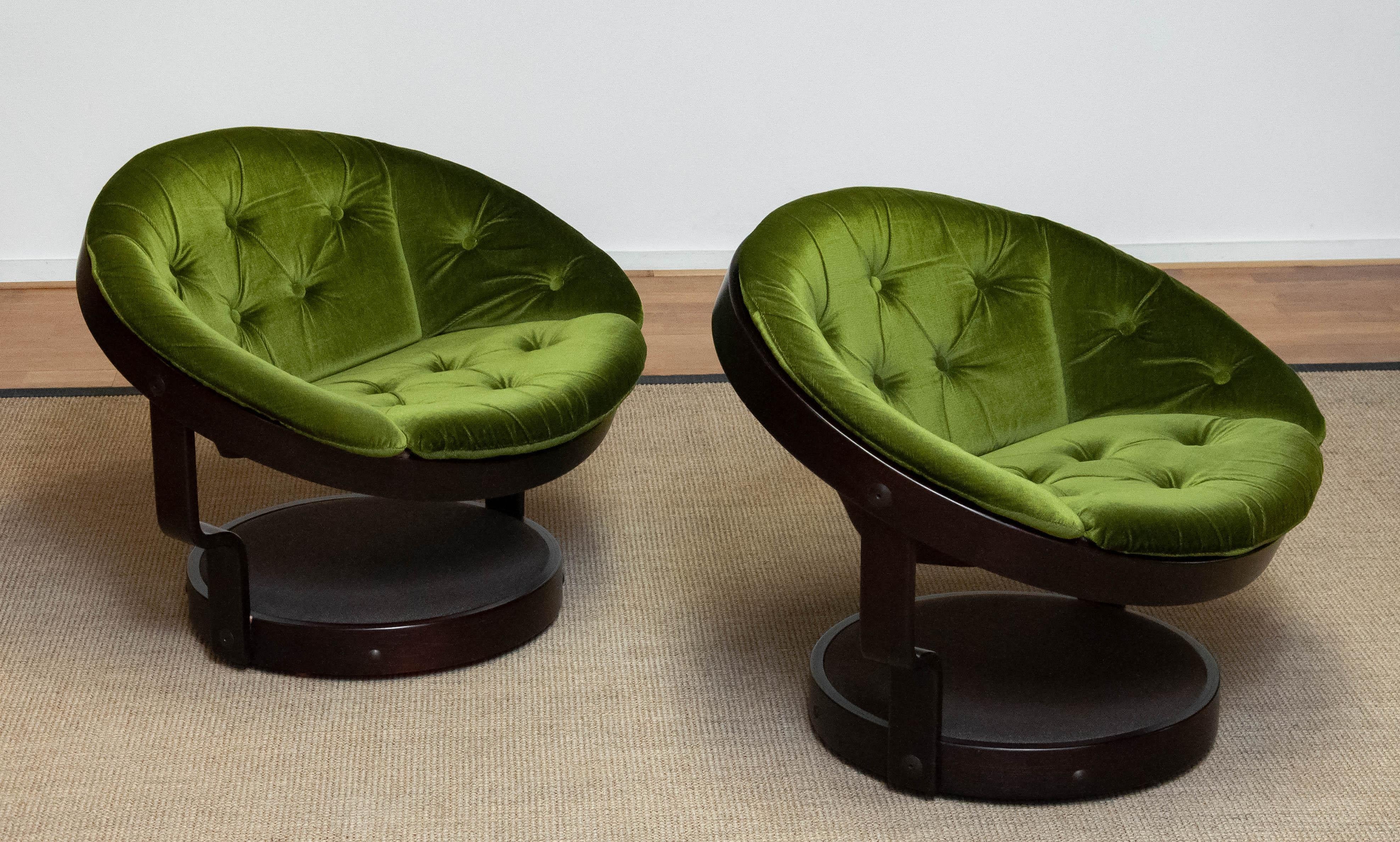 Late 20th Century Pair Circular Swivel Lounge Chairs Model 'Convair' Green Velvet by Oddmund Vad For Sale
