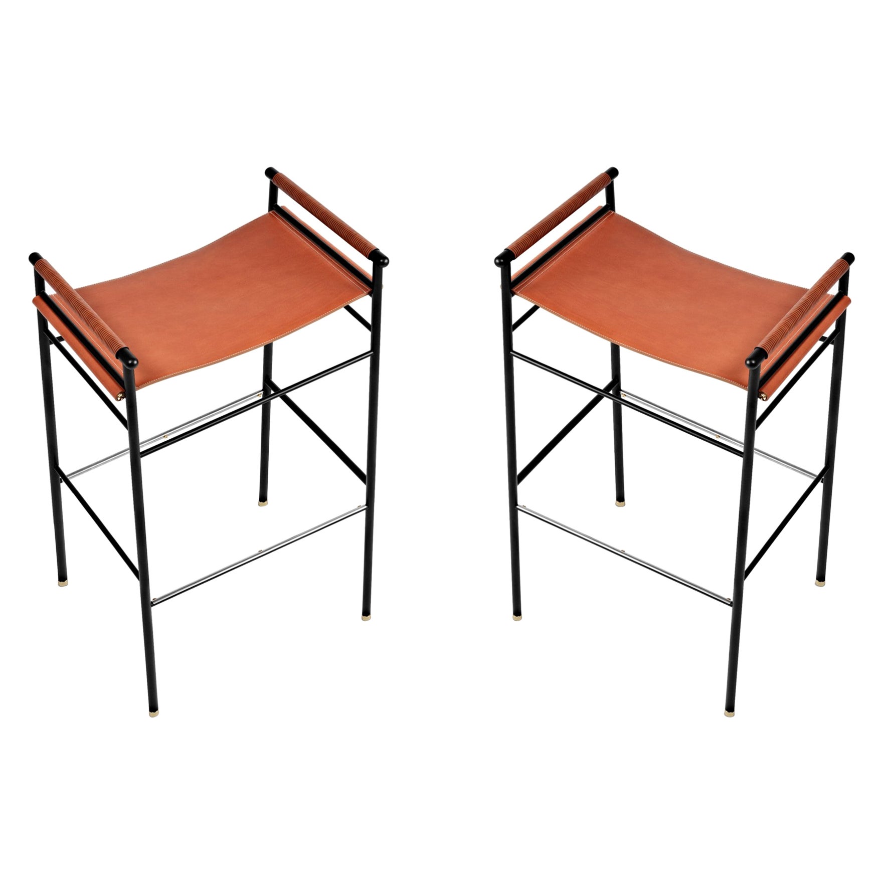 Paire de tabourets de bar contemporains classiques en cuir naturel pour fumeurs et caoutchouc noir en vente