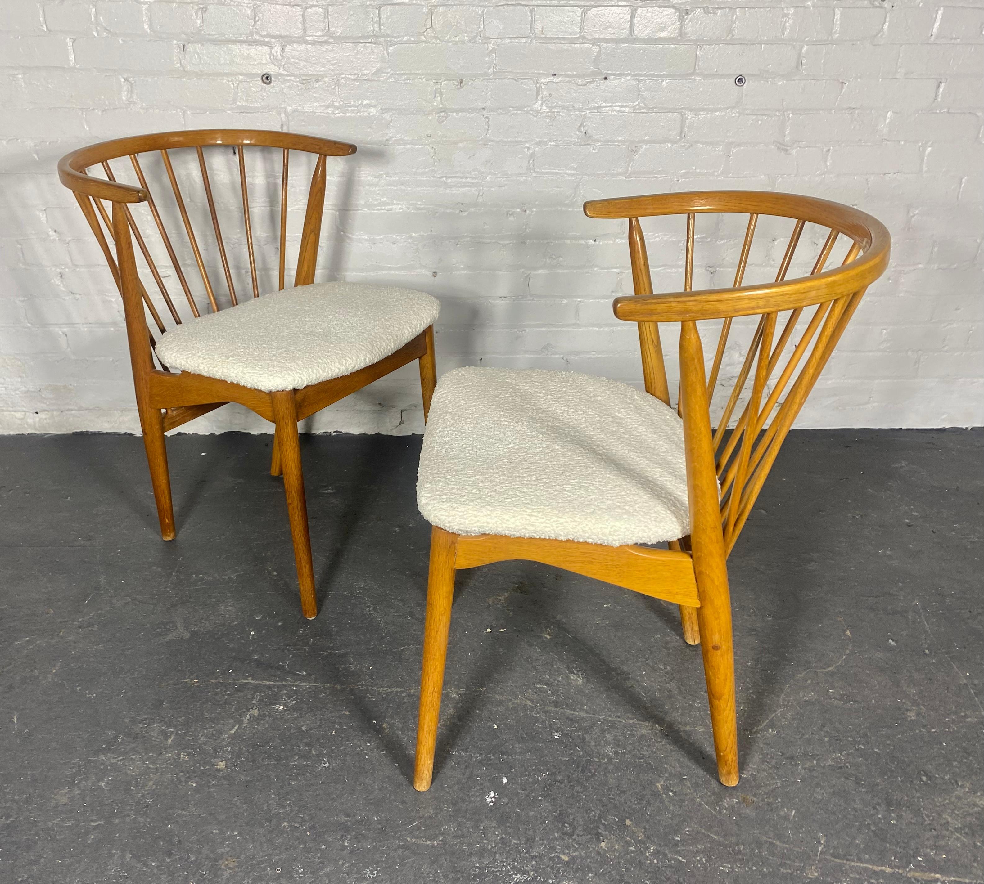 Scandinave moderne Paire de chaises à accoudoirs danoises classiques à dossier en forme de barrel par George Tanier / Danemark en vente