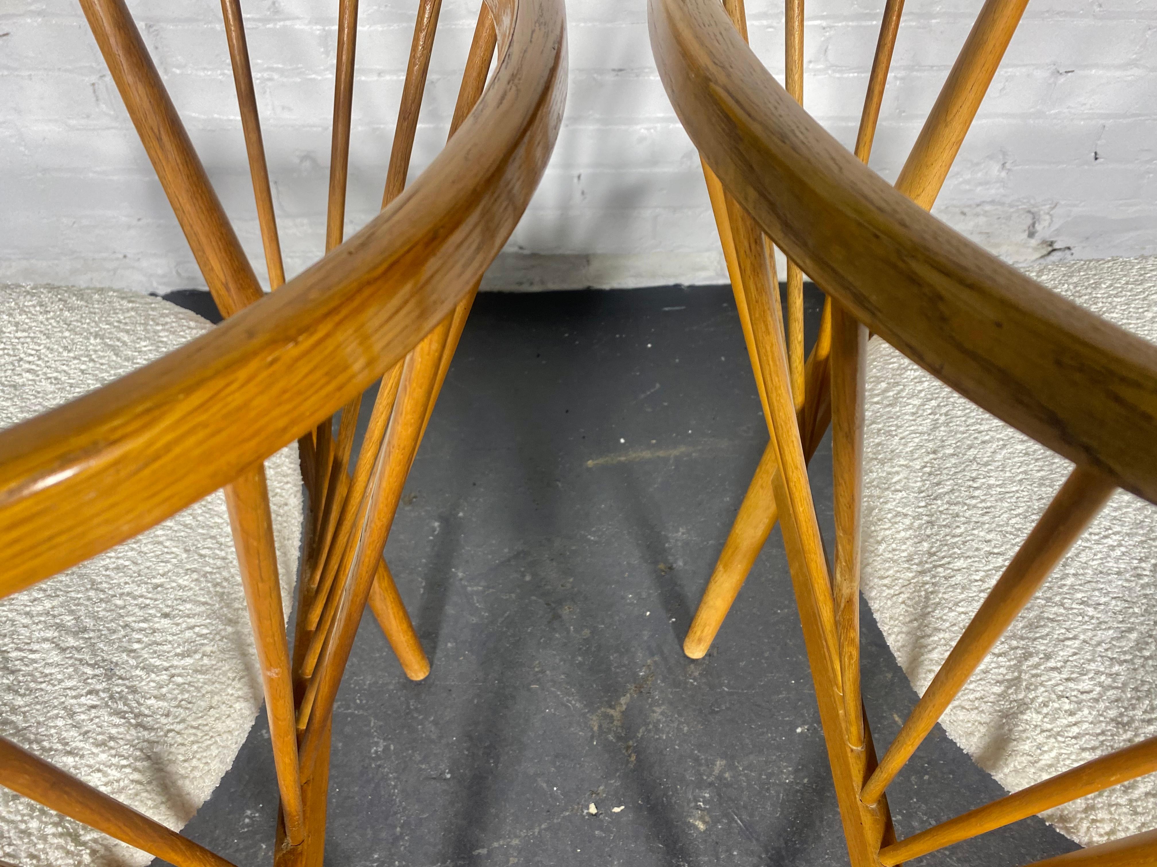 Milieu du XXe siècle Paire de chaises à accoudoirs danoises classiques à dossier en forme de barrel par George Tanier / Danemark en vente