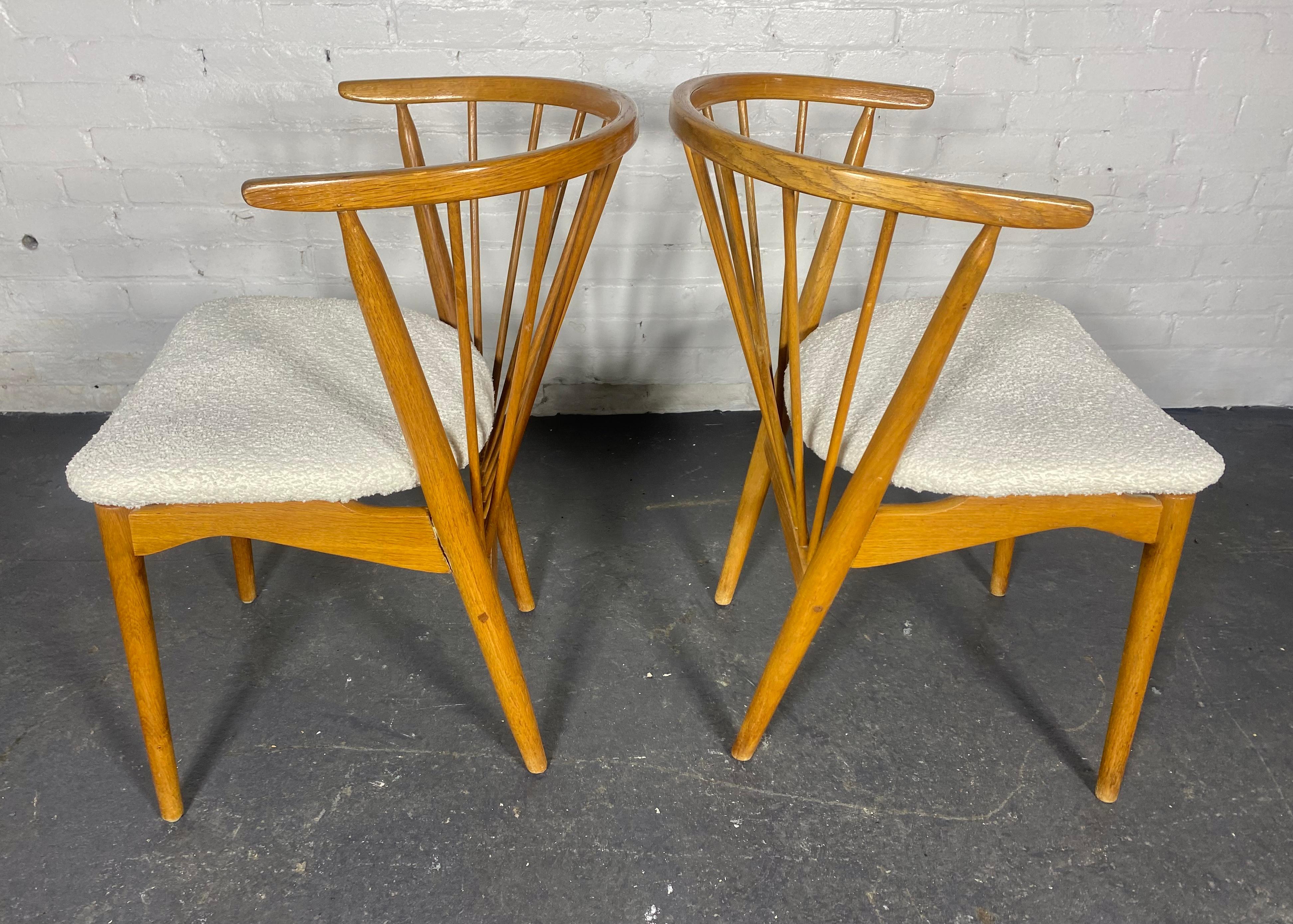 Tissu Paire de chaises à accoudoirs danoises classiques à dossier en forme de barrel par George Tanier / Danemark en vente