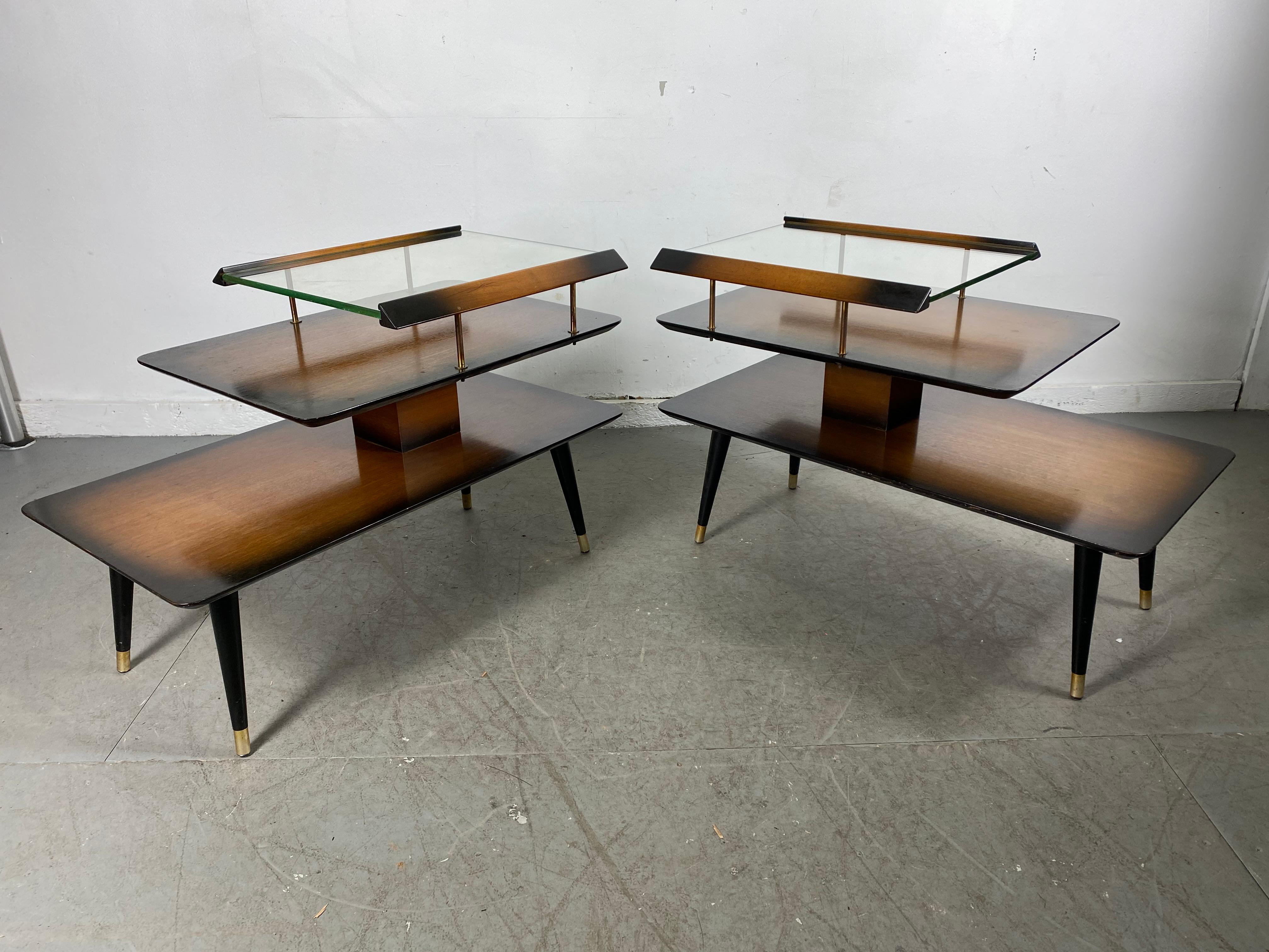 Paire de tables d'appoint classiques de style mi-siècle moderne par James Philip Co. Bon état - En vente à Buffalo, NY