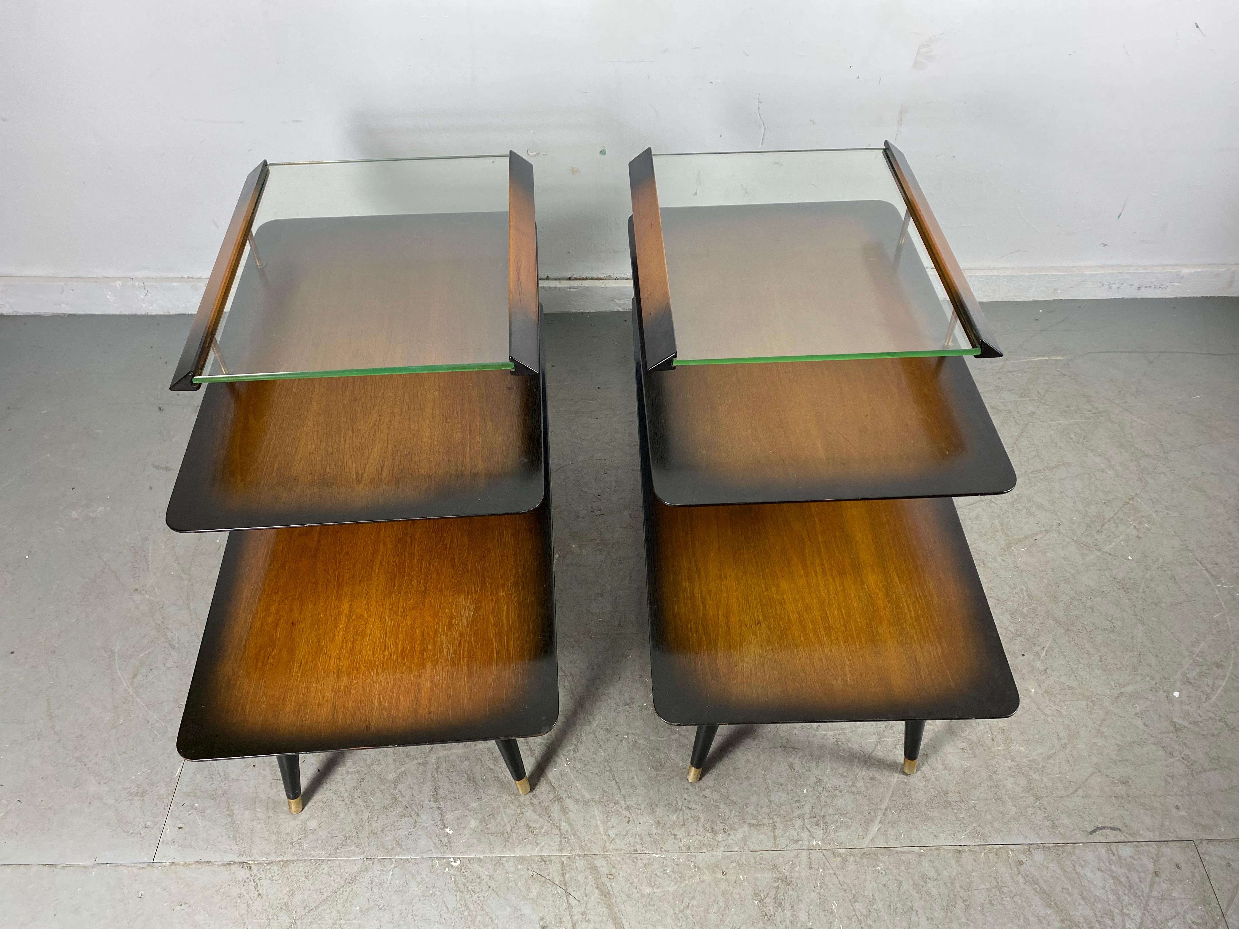 Laiton Paire de tables d'appoint classiques de style mi-siècle moderne par James Philip Co. en vente