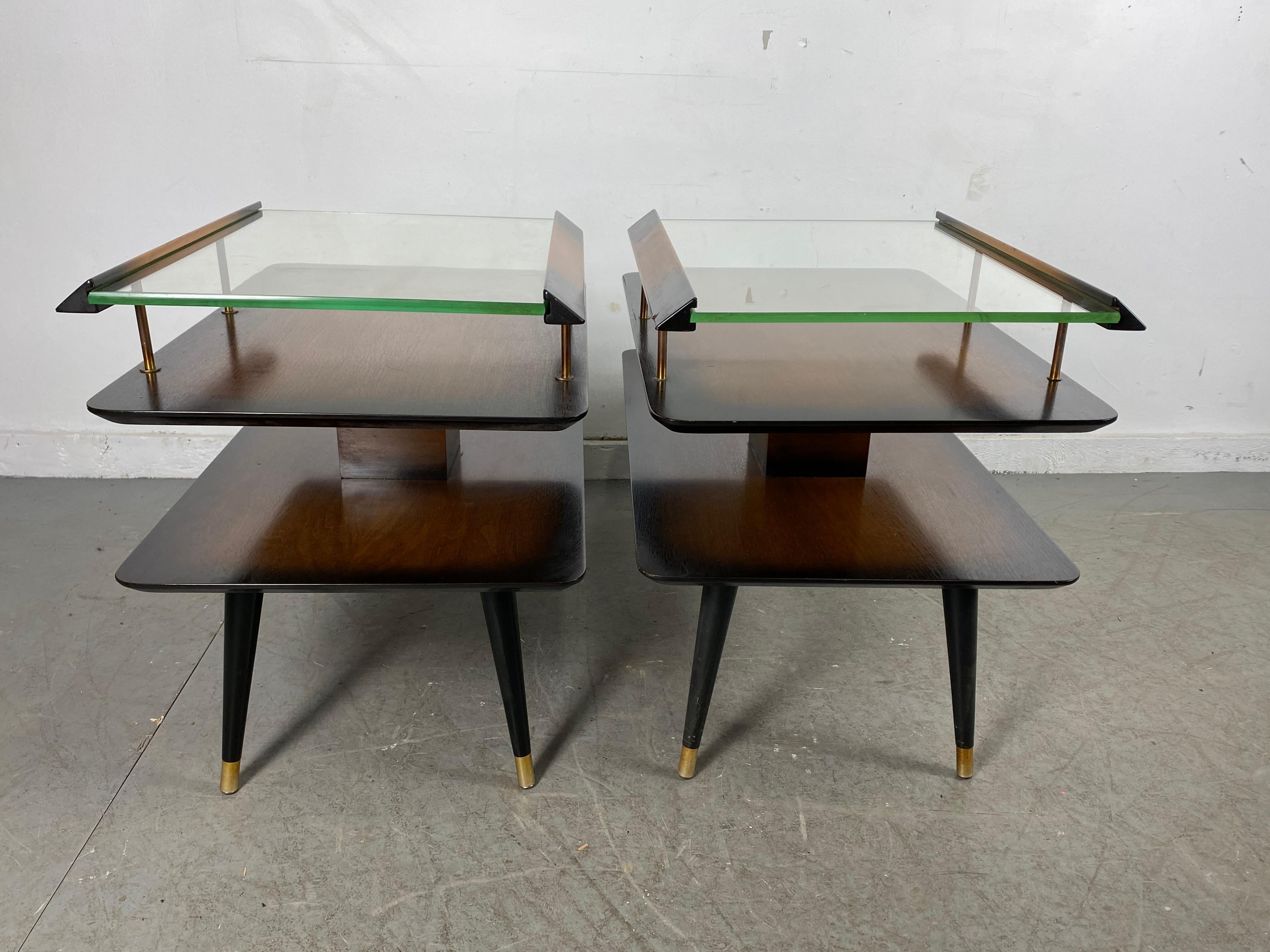 Paire de tables d'appoint classiques de style mi-siècle moderne par James Philip Co. en vente 1