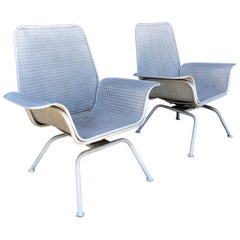 Paire de chaises longues d'extérieur en osier et métal de style mi-siècle moderne, Woodard