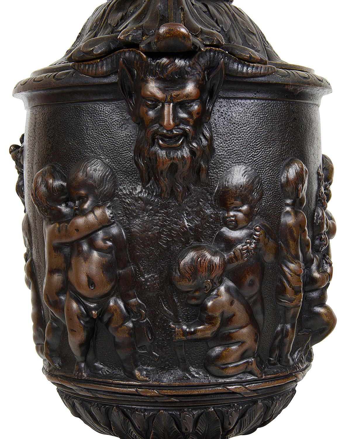 Coppia di urne classiche in bronzo con coperchio di Bacco del XIX secolo In condizioni buone in vendita a Brighton, Sussex