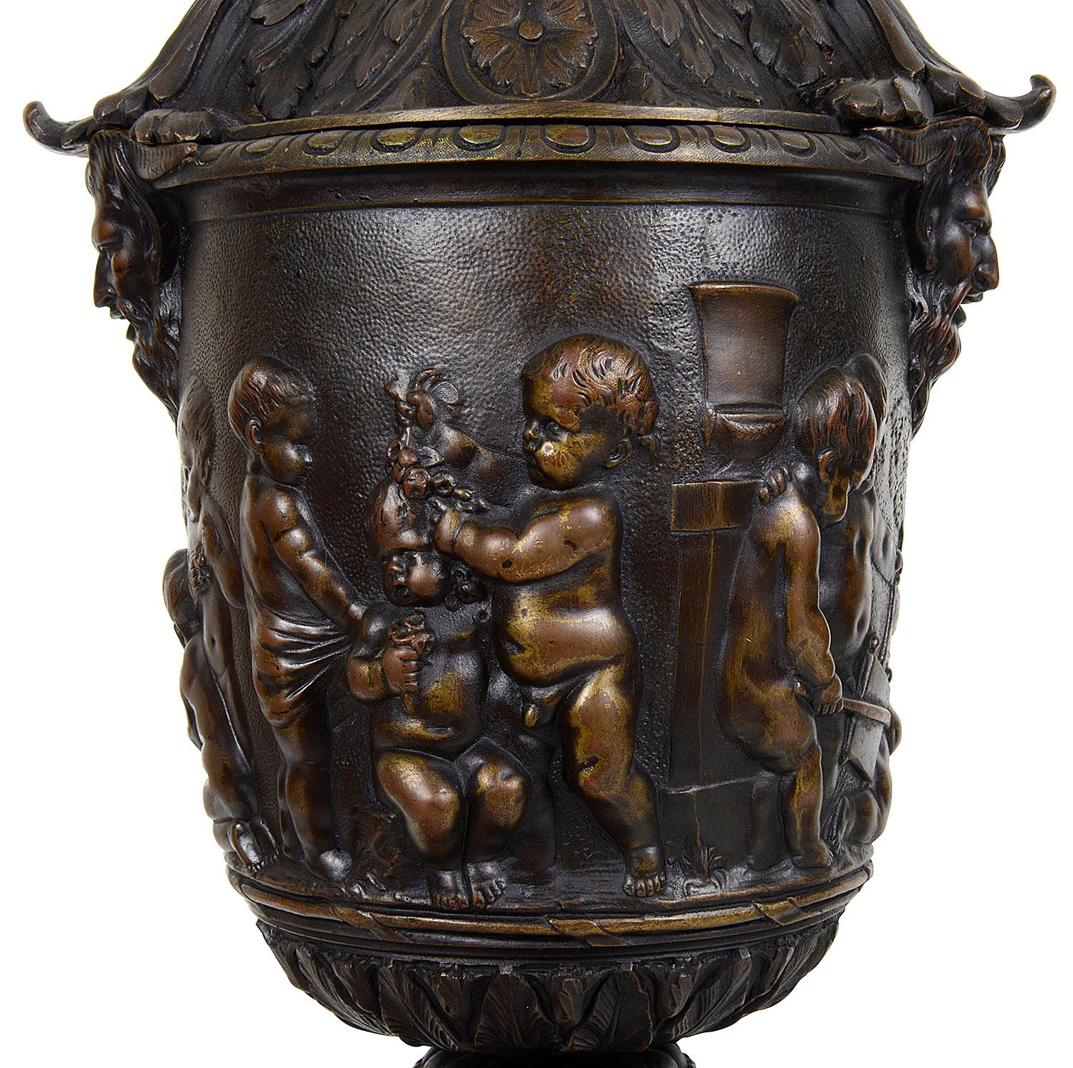 Bronzo Coppia di urne classiche in bronzo con coperchio di Bacco del XIX secolo in vendita