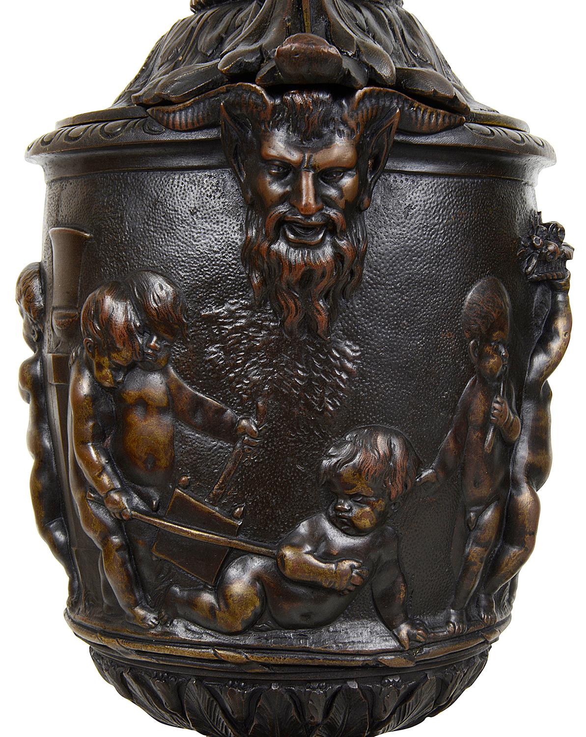 Coppia di urne classiche in bronzo con coperchio di Bacco del XIX secolo in vendita 1