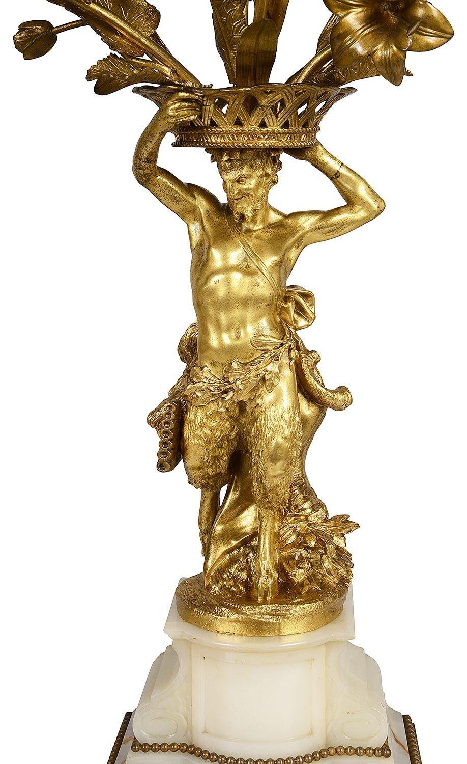 Klassische vergoldete Goldbronze-Kandelaber des 19. Jahrhunderts, Paar (Klassisch-griechisch) im Angebot