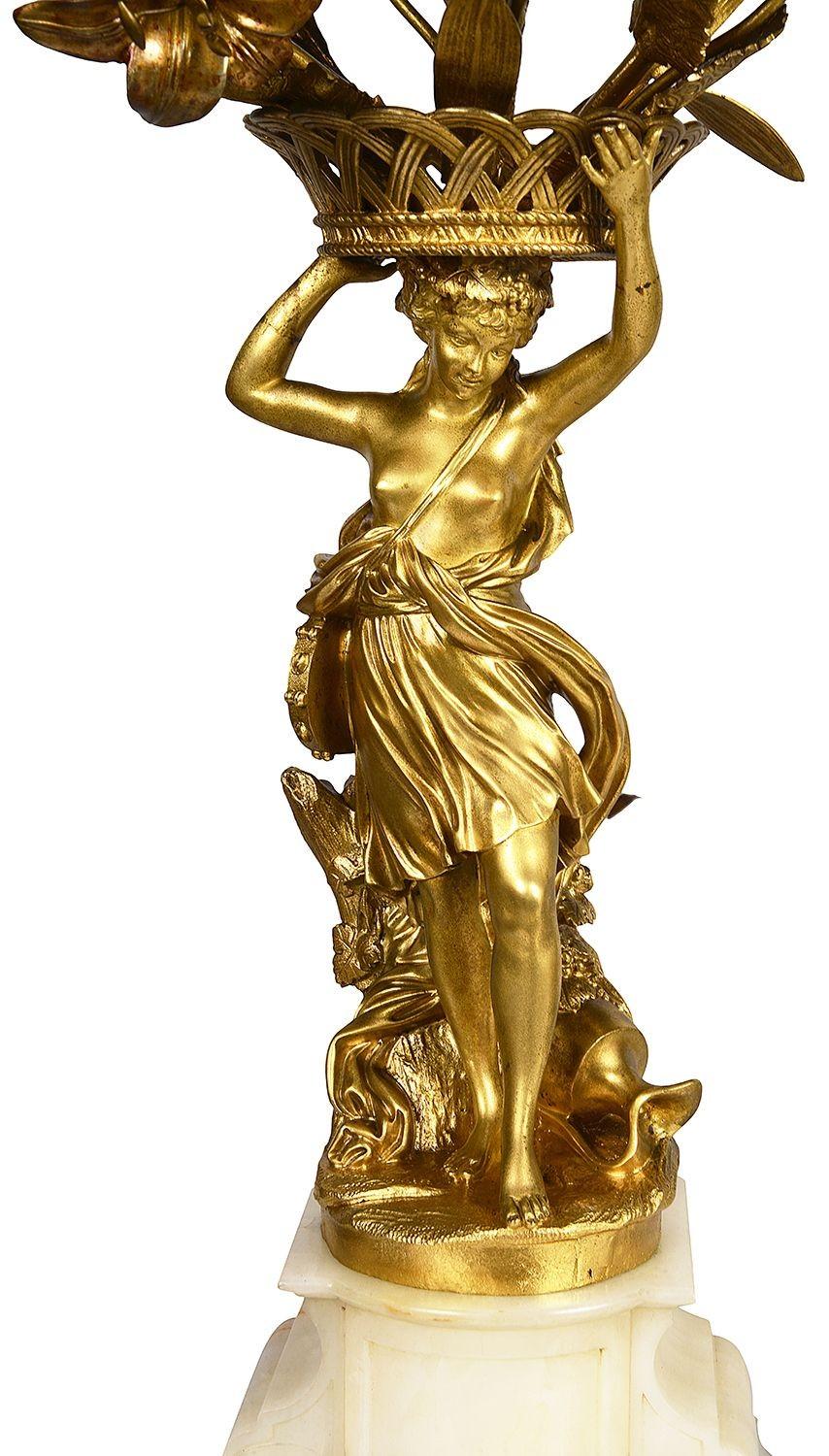 Klassische vergoldete Goldbronze-Kandelaber des 19. Jahrhunderts, Paar (Französisch) im Angebot