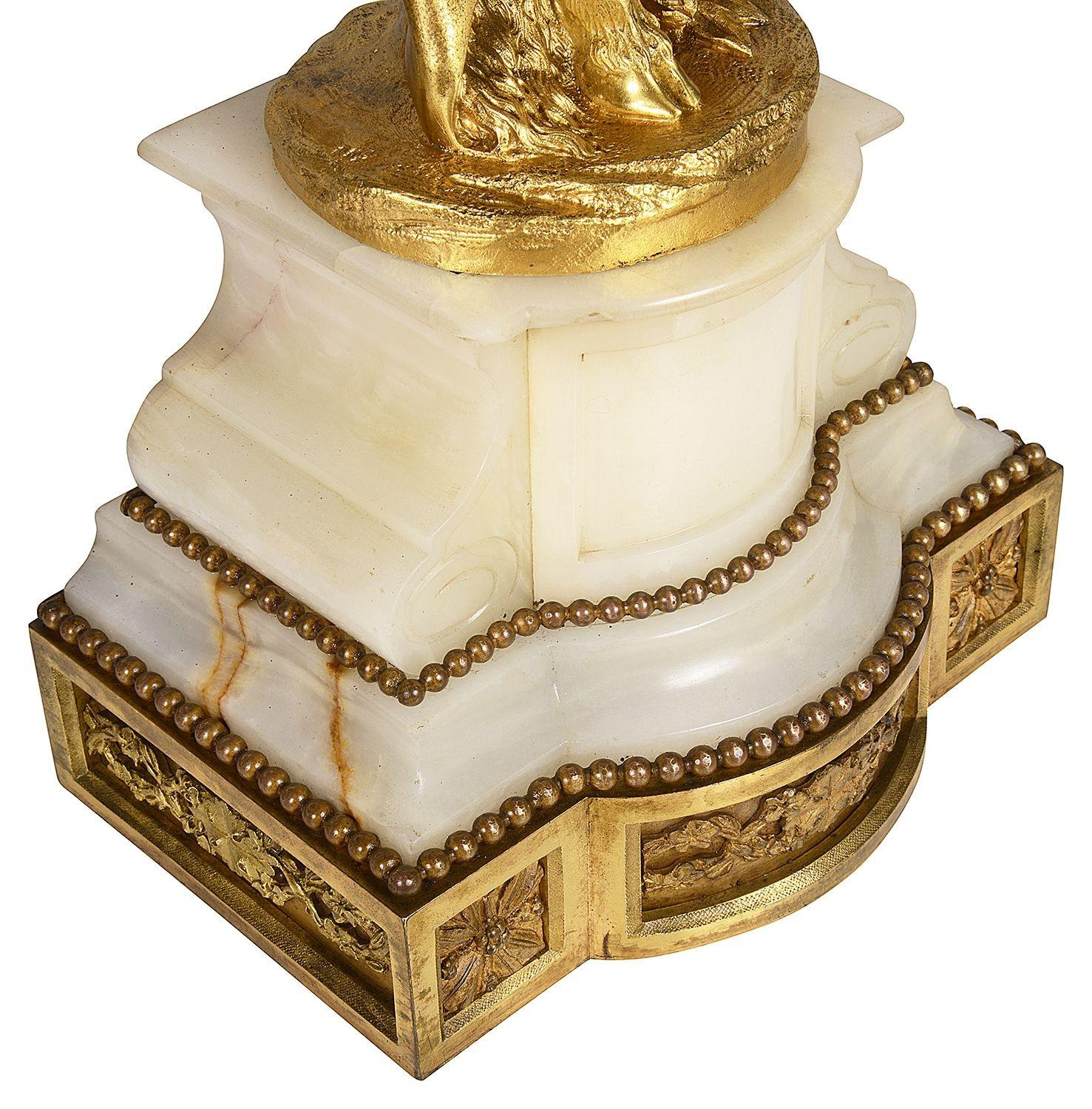 Klassische vergoldete Goldbronze-Kandelaber des 19. Jahrhunderts, Paar (Vergoldet) im Angebot