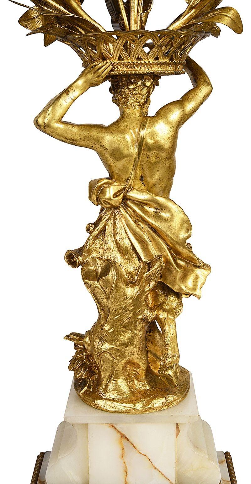 Klassische vergoldete Goldbronze-Kandelaber des 19. Jahrhunderts, Paar im Angebot 1