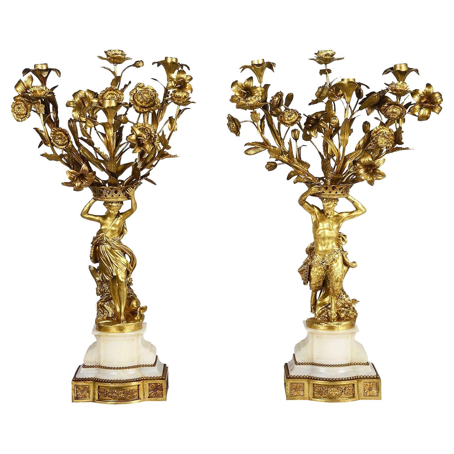 Klassische vergoldete Goldbronze-Kandelaber des 19. Jahrhunderts, Paar im Angebot