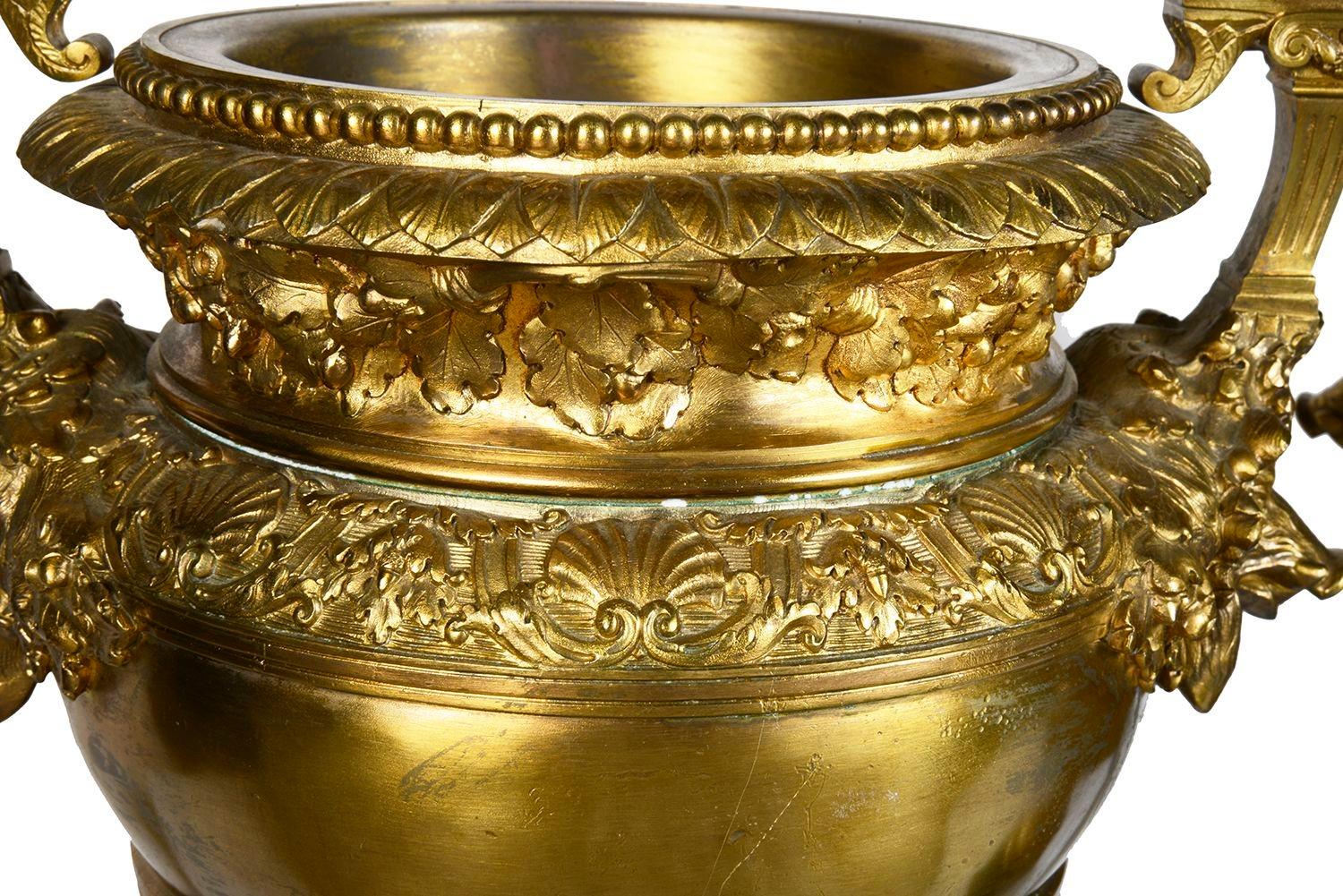 Klassische Goldbronze-Urnen aus dem 19. Jahrhundert, nach Balling für Versailles, Paar im Zustand „Gut“ im Angebot in Brighton, Sussex