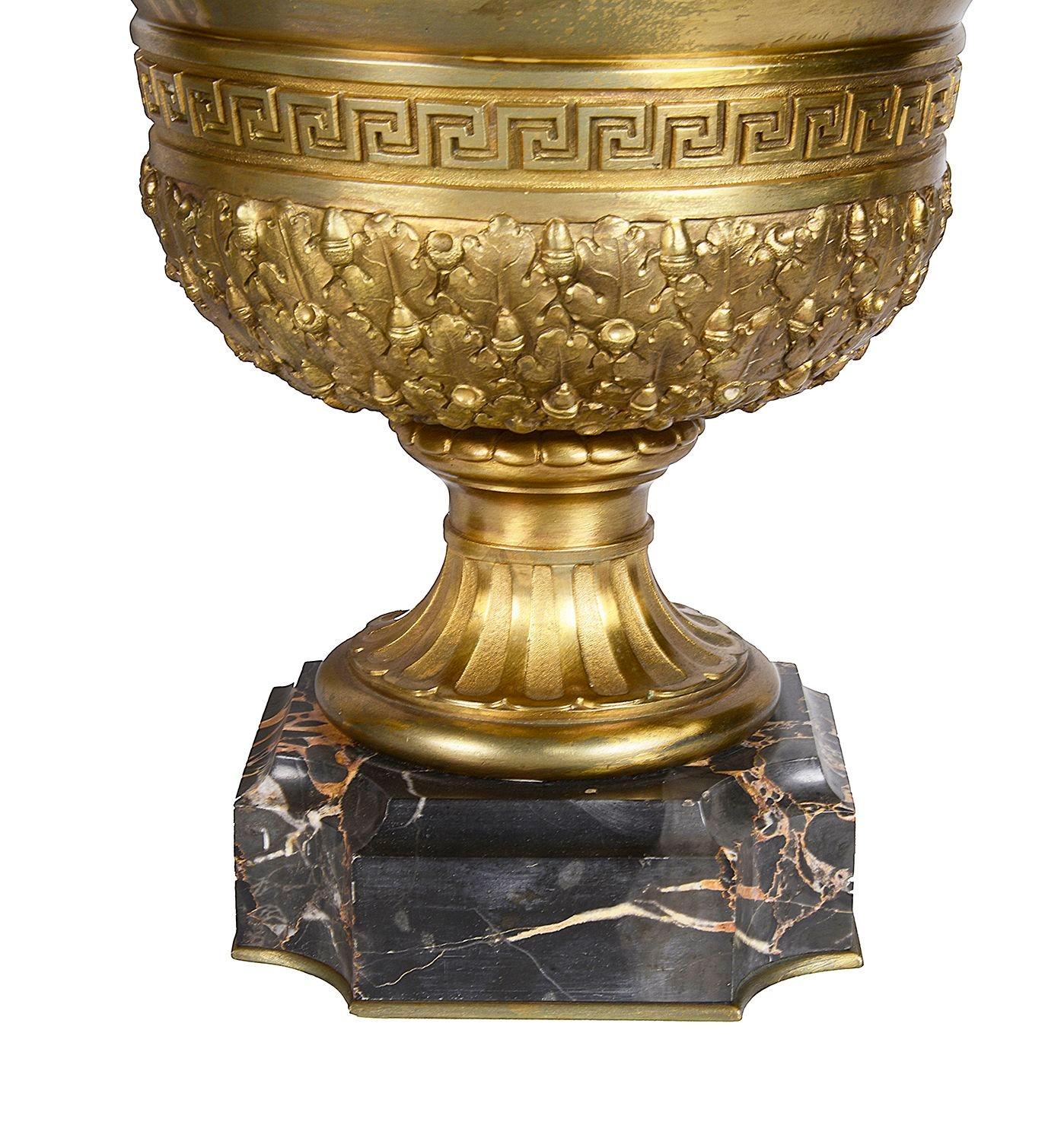 Klassische Goldbronze-Urnen aus dem 19. Jahrhundert, nach Balling für Versailles, Paar im Angebot 1