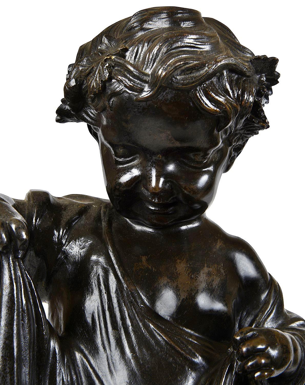 Greco classico Coppia di statue classiche in bronzo di bambini che raccolgono uva, XIX secolo. in vendita
