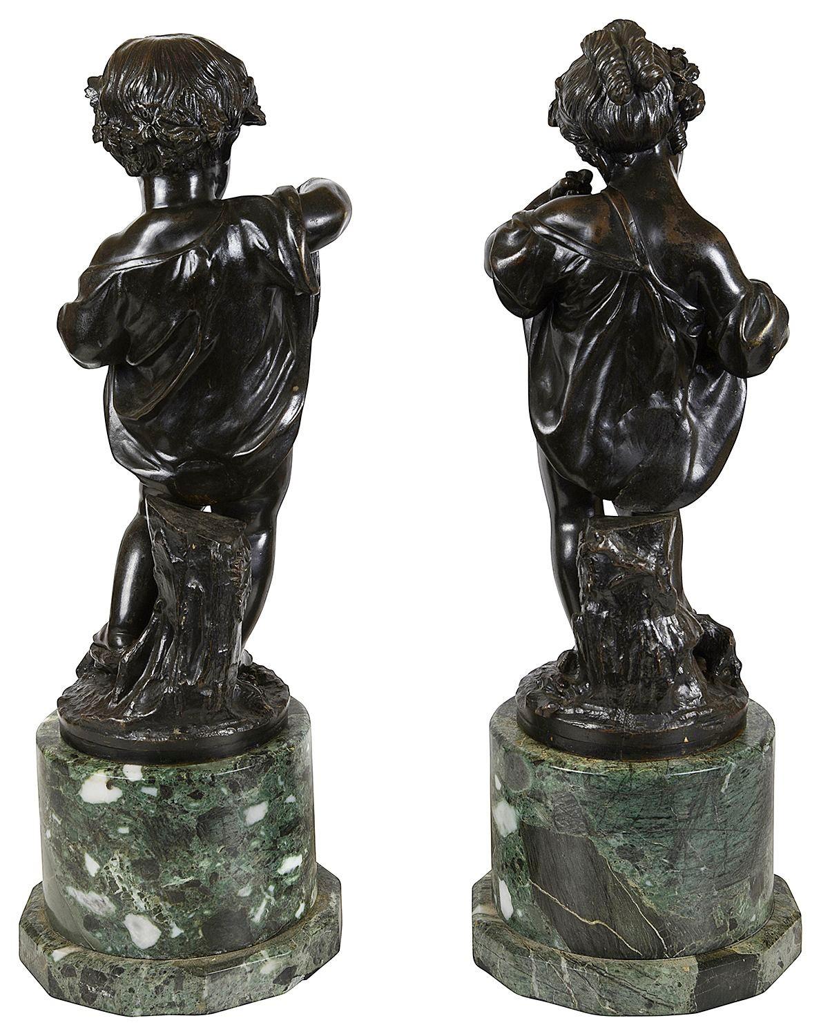 Francese Coppia di statue classiche in bronzo di bambini che raccolgono uva, XIX secolo. in vendita