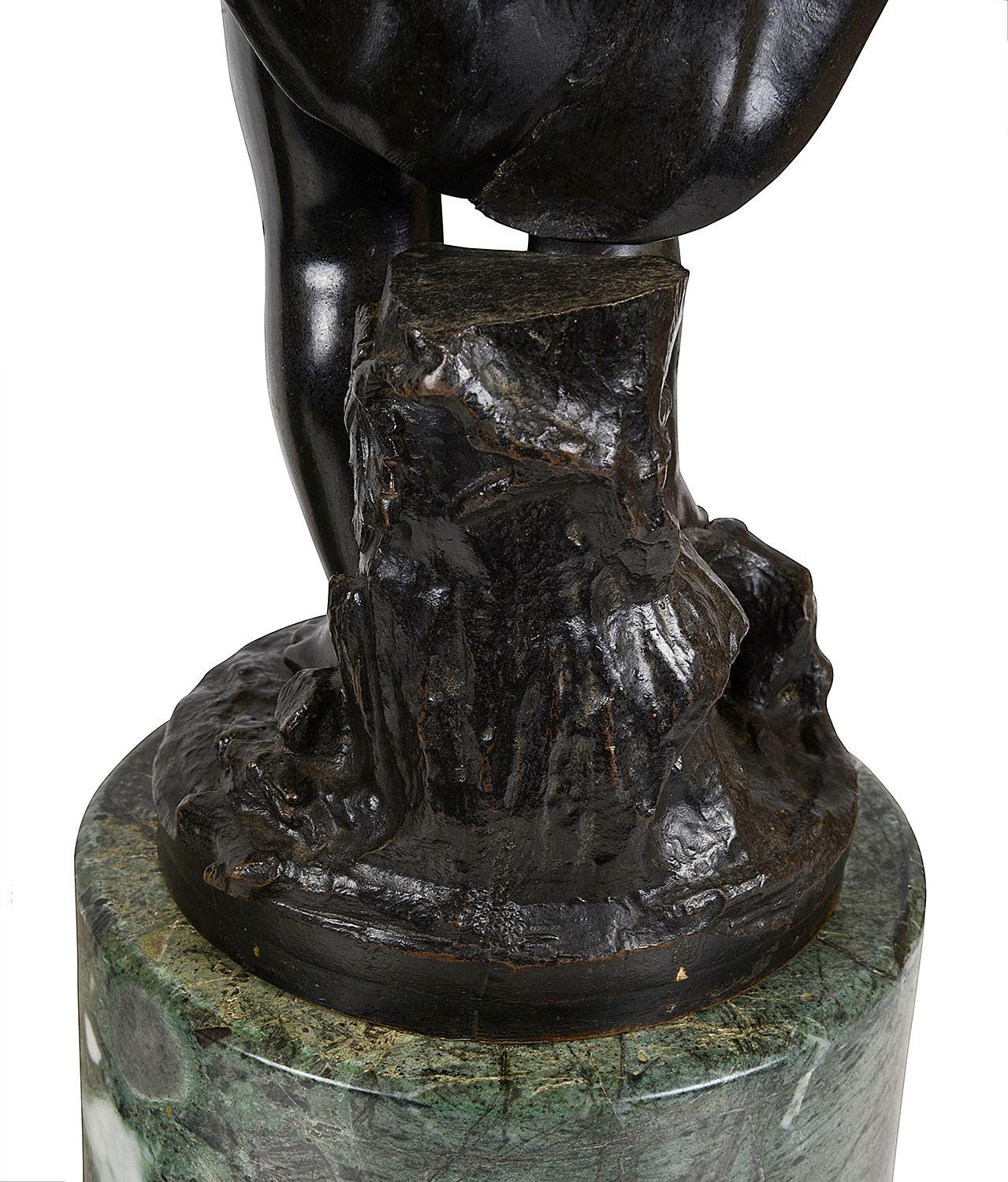 Patinato Coppia di statue classiche in bronzo di bambini che raccolgono uva, XIX secolo. in vendita
