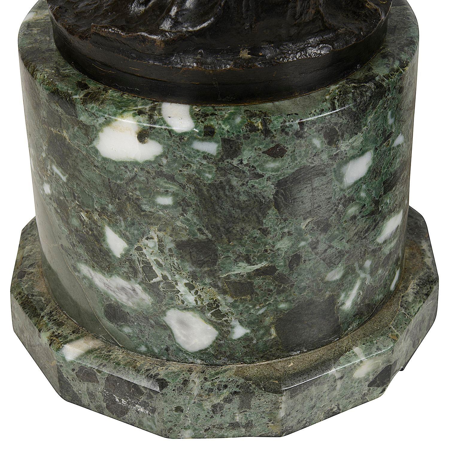 Coppia di statue classiche in bronzo di bambini che raccolgono uva, XIX secolo. In condizioni buone in vendita a Brighton, Sussex
