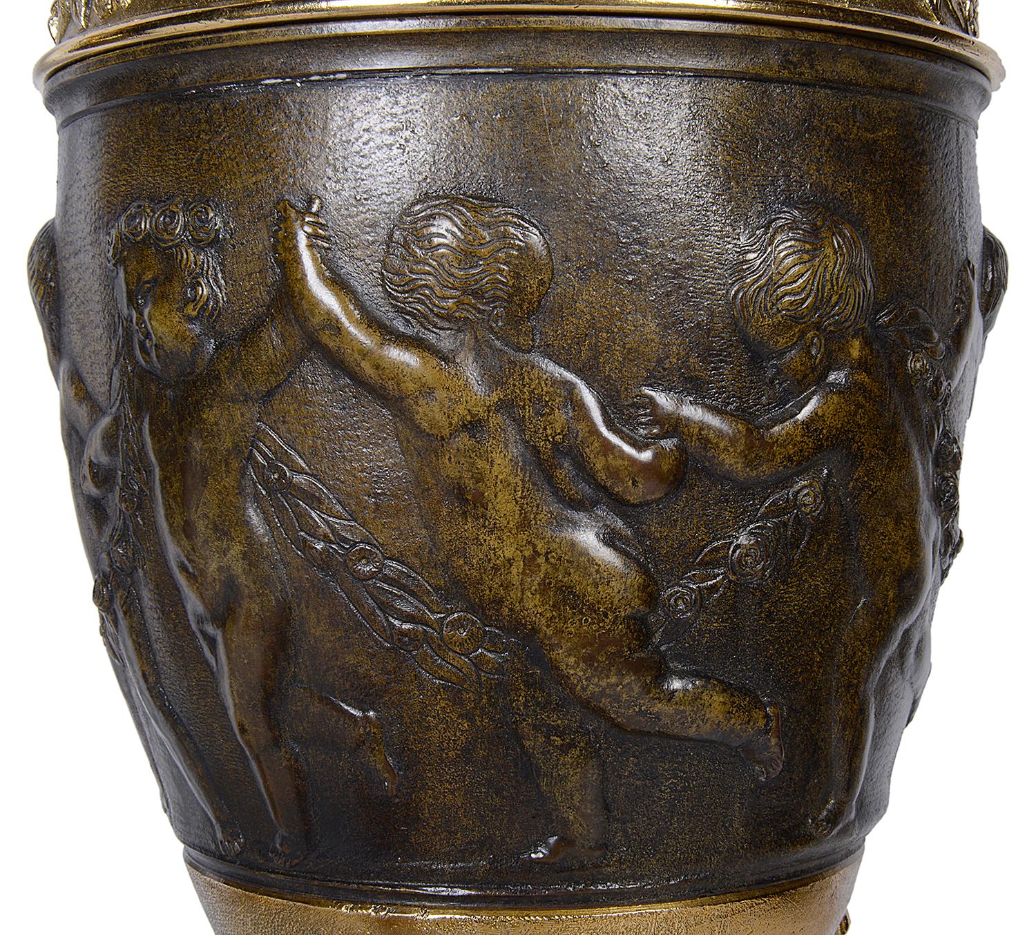 Paire de vases / lampes classiques en bronze en vente 3