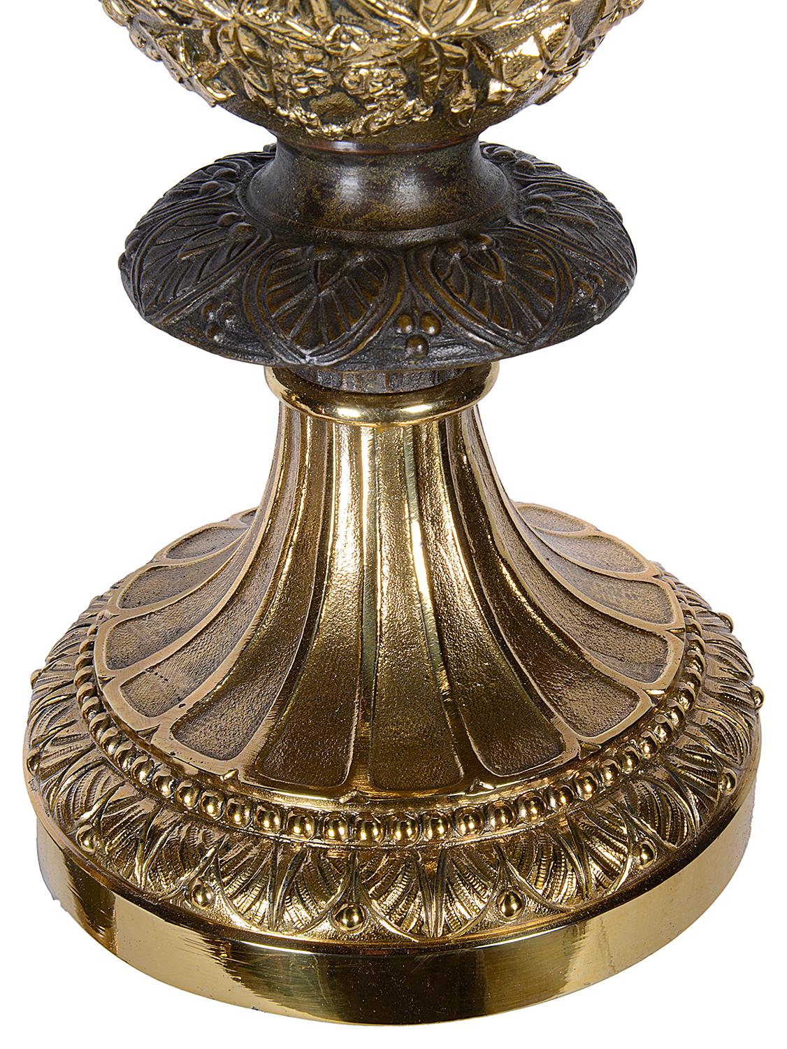 Français Paire de vases / lampes classiques en bronze en vente