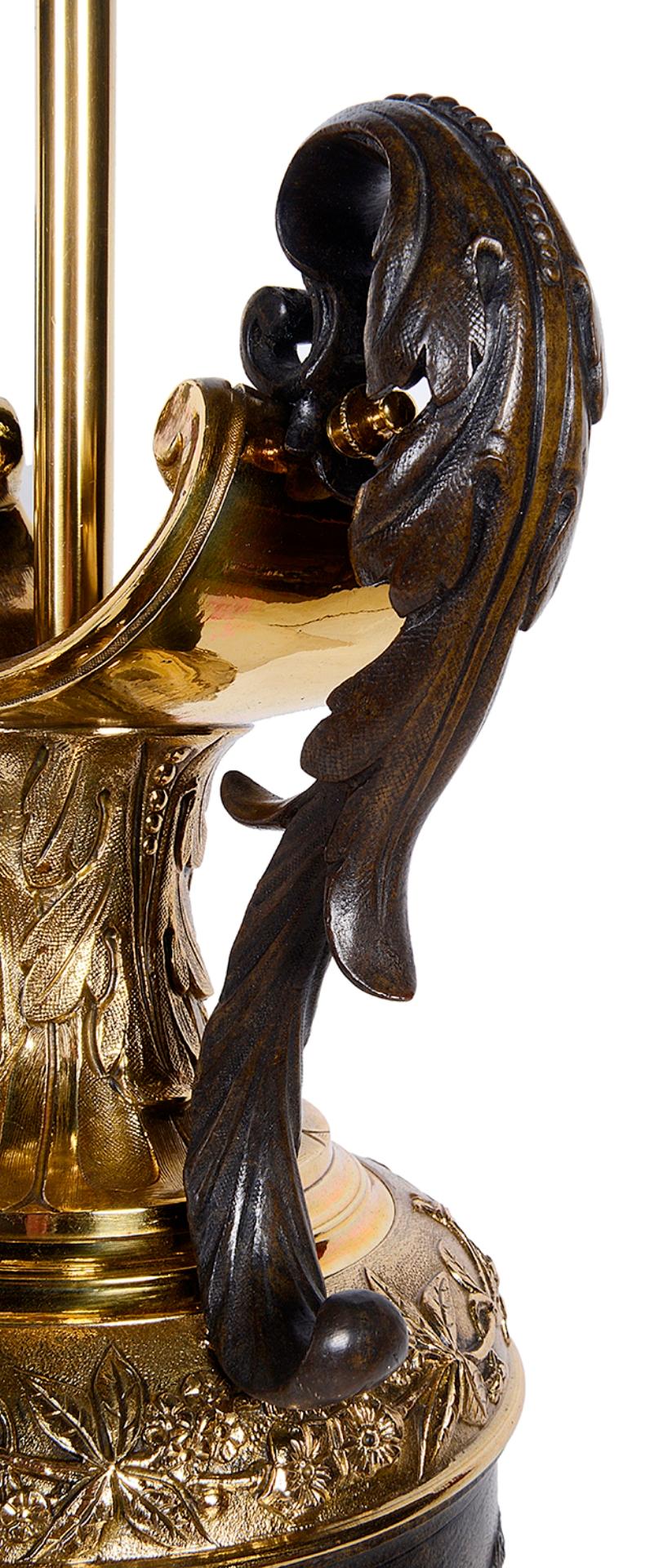 XIXe siècle Paire de vases / lampes classiques en bronze en vente