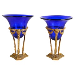 Paire d'urnes classiques en verre bleu français, vers 1900