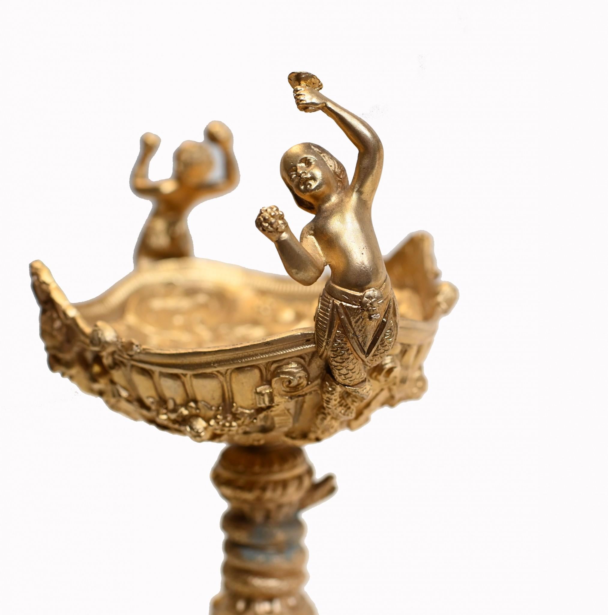 Fine XIX secolo Coppia di piatti classici dorati francesi a forma di cherubino in vendita