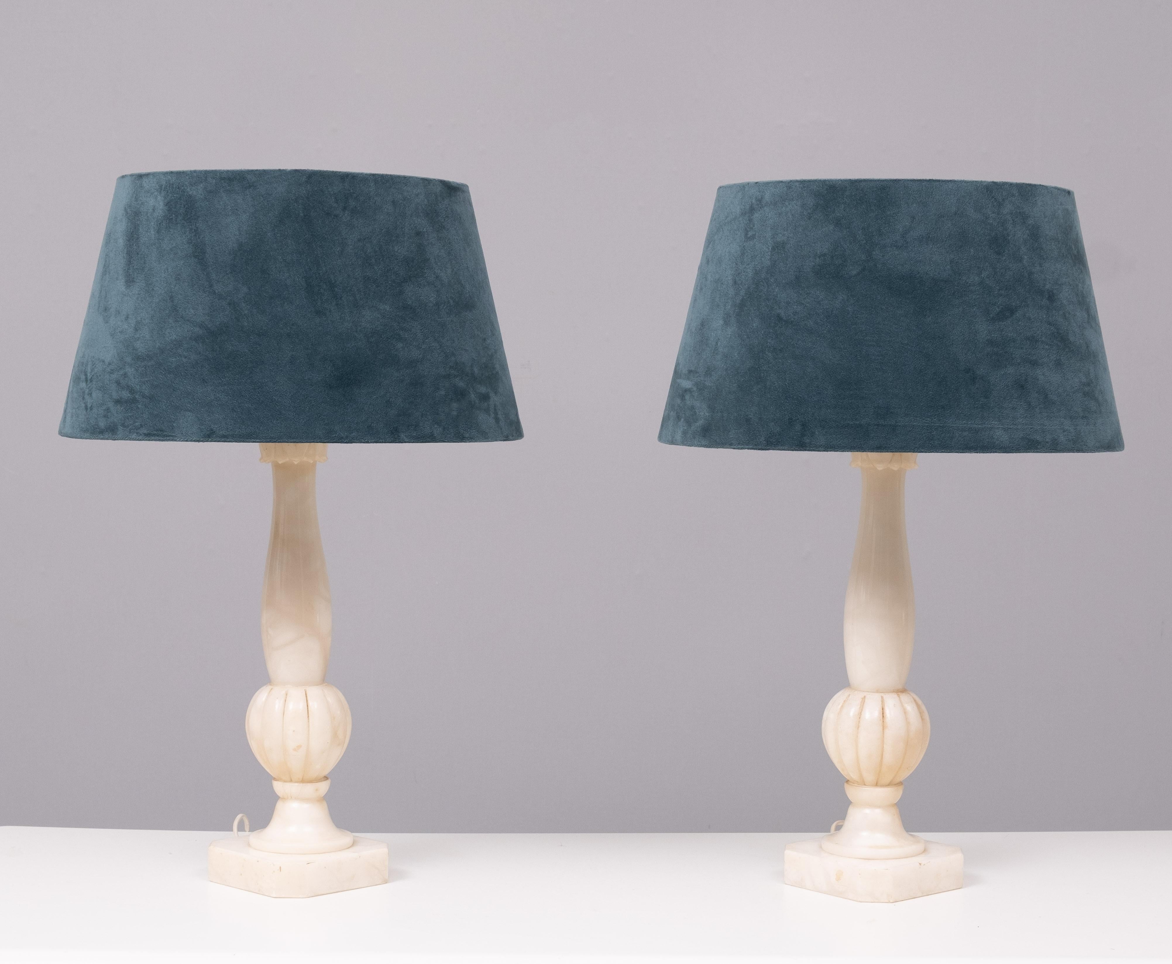 Pair Classical Greek Alabaster table lamps  1970s  In Good Condition For Sale In Den Haag, NL