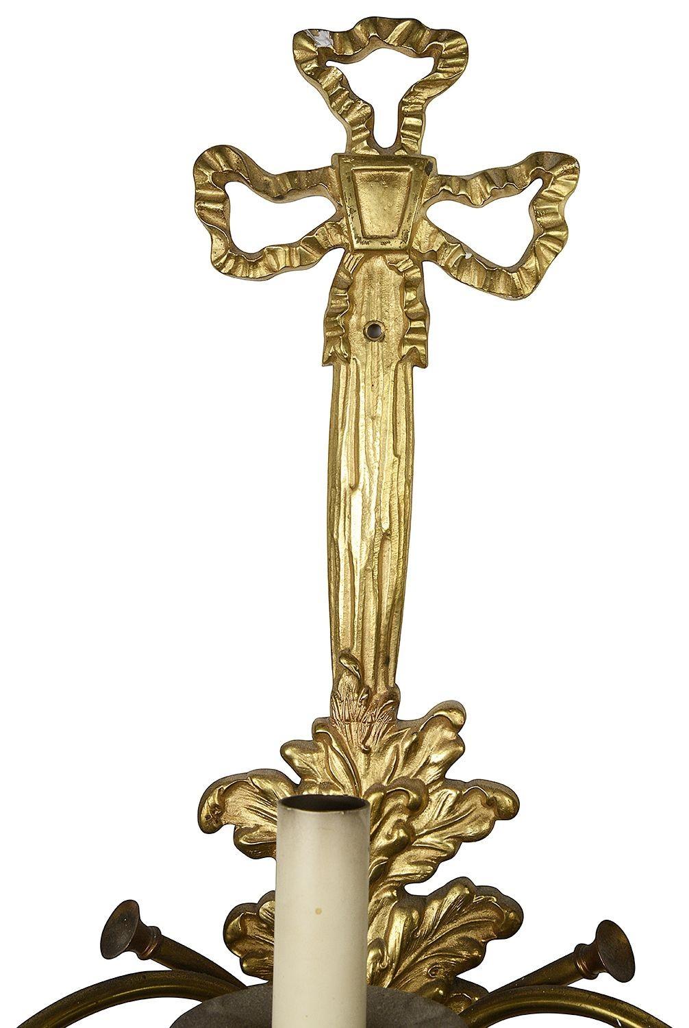 Par de Apliques Clásicos de Ormolu Estilo Luis XVI Francés en venta