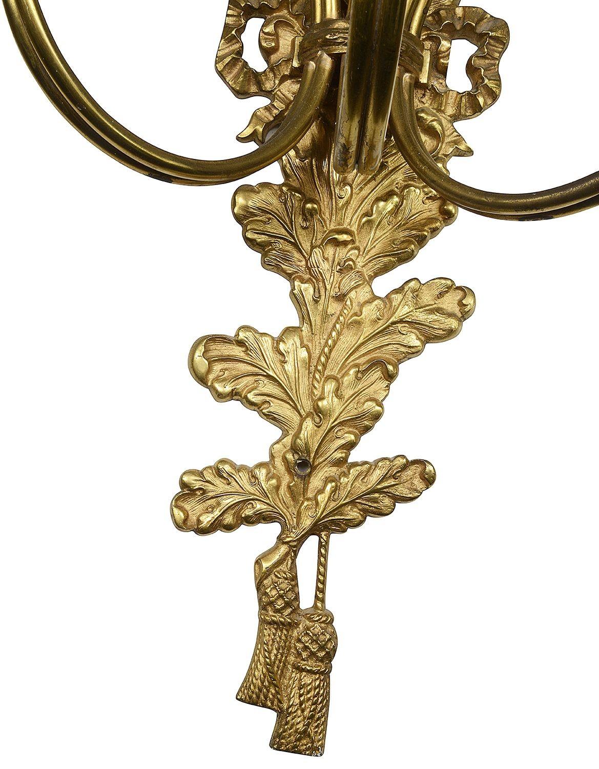 Klassische Goldbronze-Wandleuchten im Louis-XVI.-Stil, Paar (Französisch) im Angebot