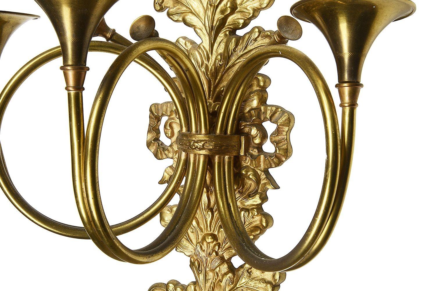 Klassische Goldbronze-Wandleuchten im Louis-XVI.-Stil, Paar im Zustand „Gut“ im Angebot in Brighton, Sussex