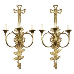 Paire de lampes murales classiques en bronze doré de style Louis XVI