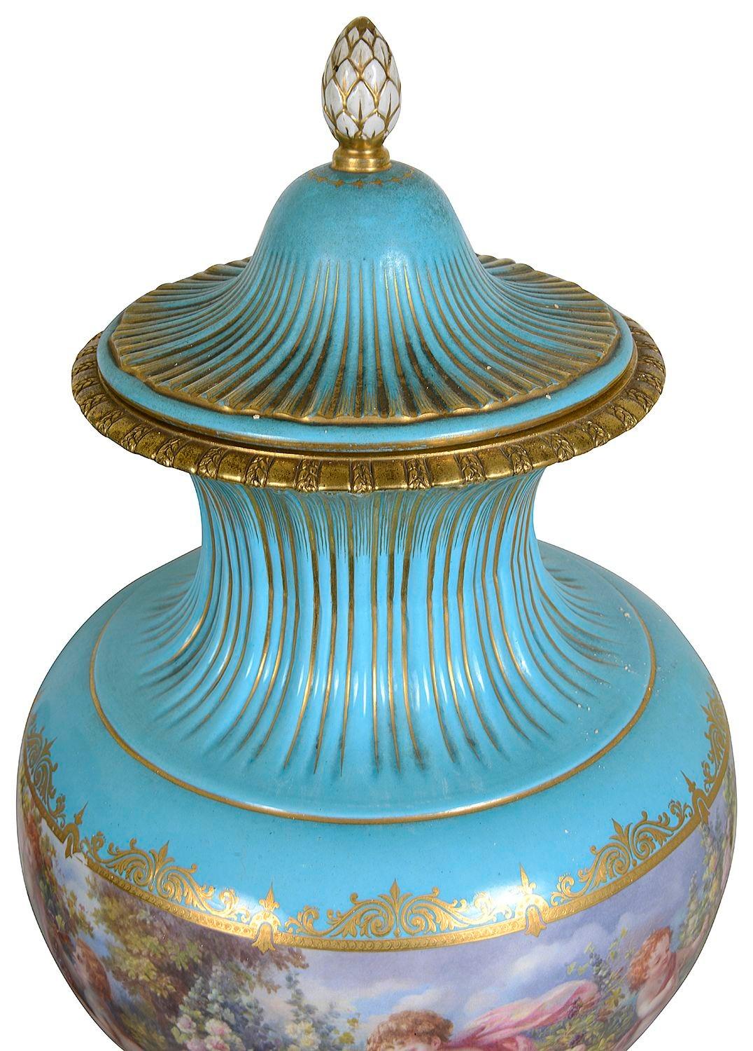 Coppia di vasi con coperchio in stile classico di Sèvres, circa 1880. in vendita 3