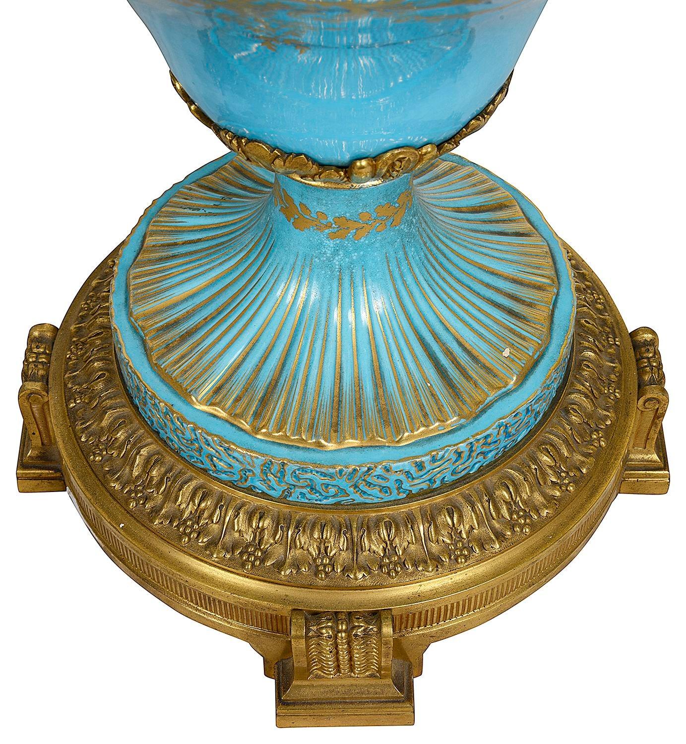 Coppia di vasi con coperchio in stile classico di Sèvres, circa 1880. in vendita 4