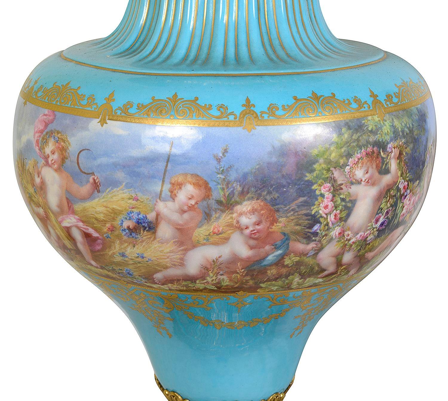 Coppia di vasi con coperchio in porcellana francese di Sèvres della fine del XIX secolo, ciascuno con fondo turchese e scene classiche di putti in festa tra fiori e frutta, alte luci dorate.
Marcatura blu in stile Sèvres sulle basi.

Lotto 82 60720.