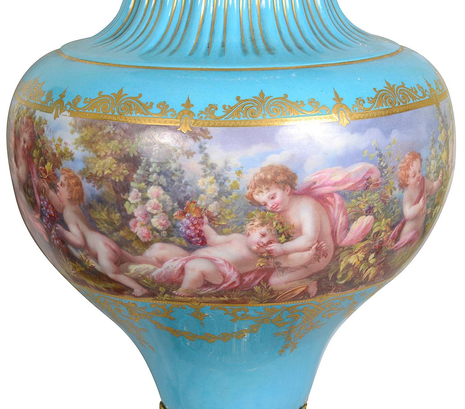 Francese Coppia di vasi con coperchio in stile classico di Sèvres, circa 1880. in vendita