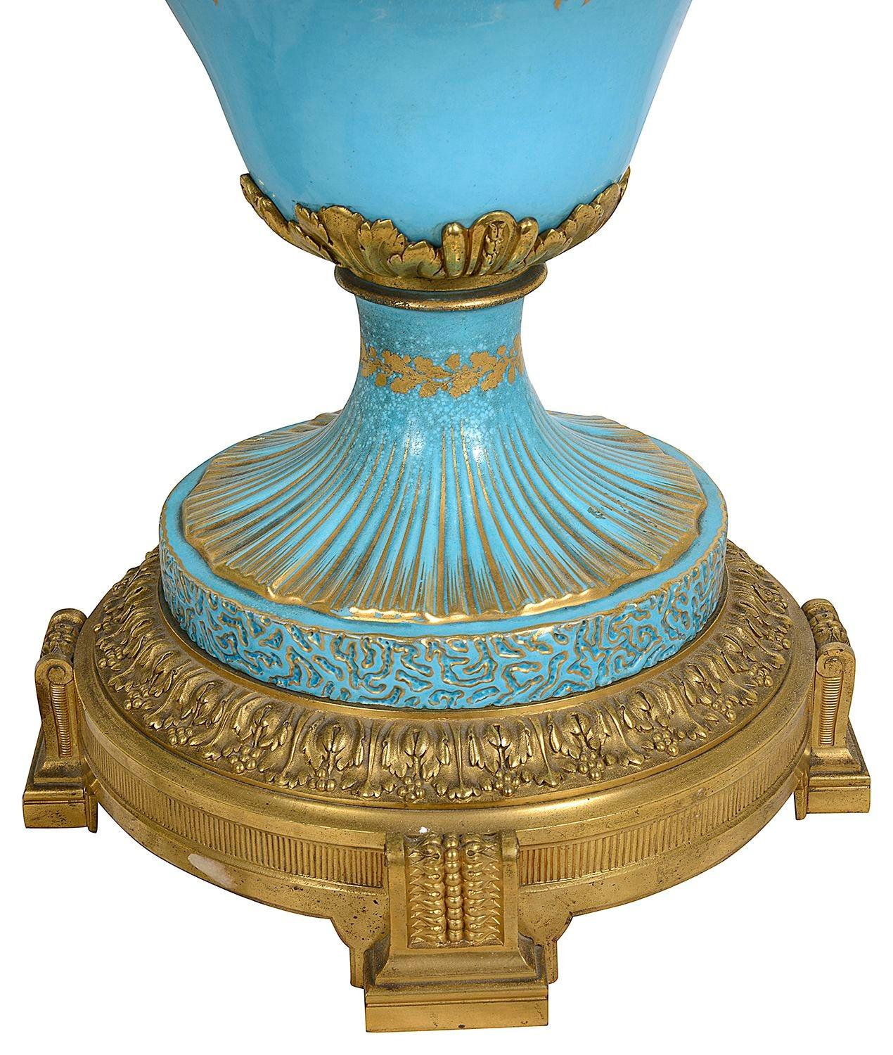 Dipinto a mano Coppia di vasi con coperchio in stile classico di Sèvres, circa 1880. in vendita