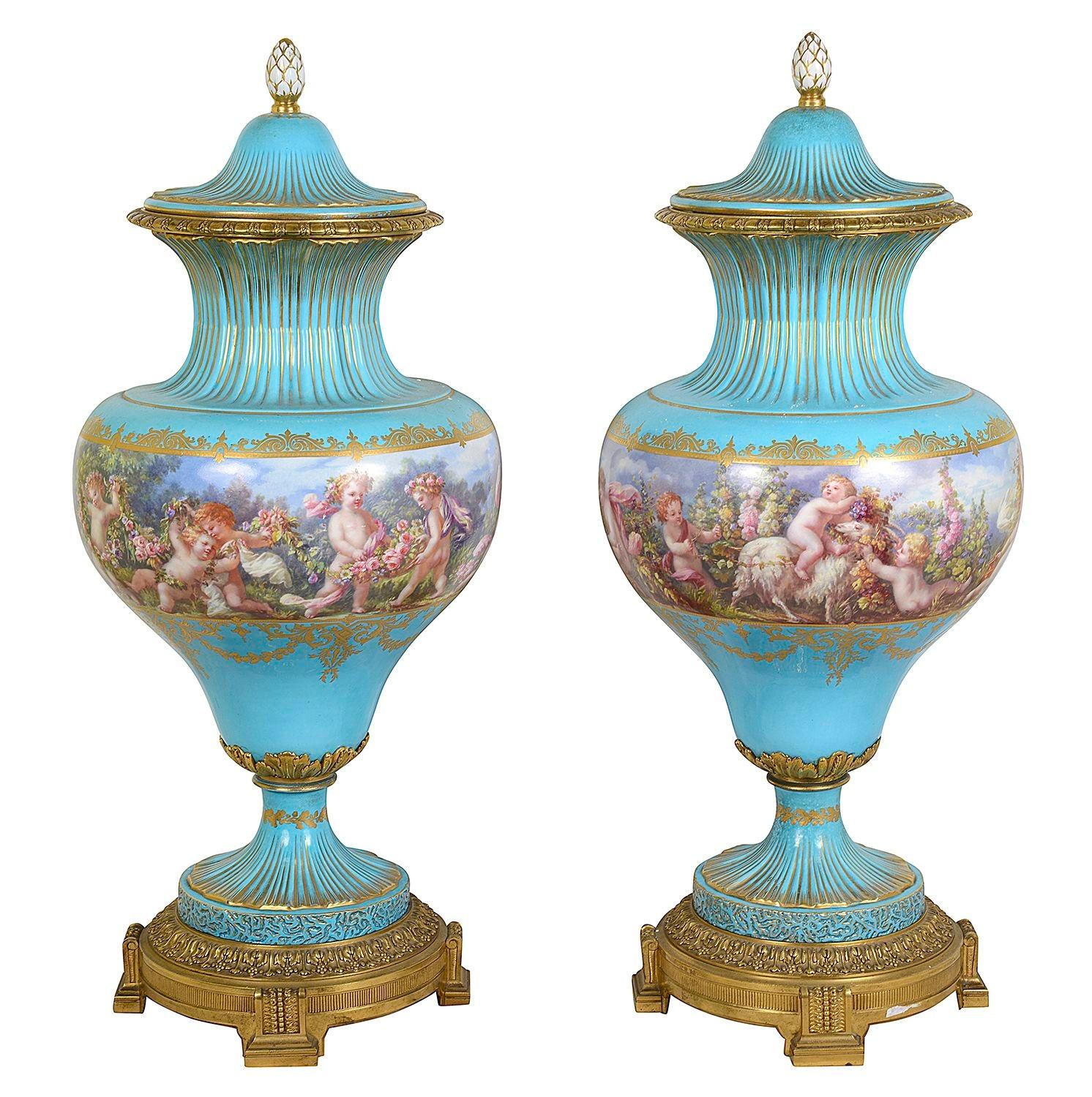 Coppia di vasi con coperchio in stile classico di Sèvres, circa 1880. In condizioni buone in vendita a Brighton, Sussex