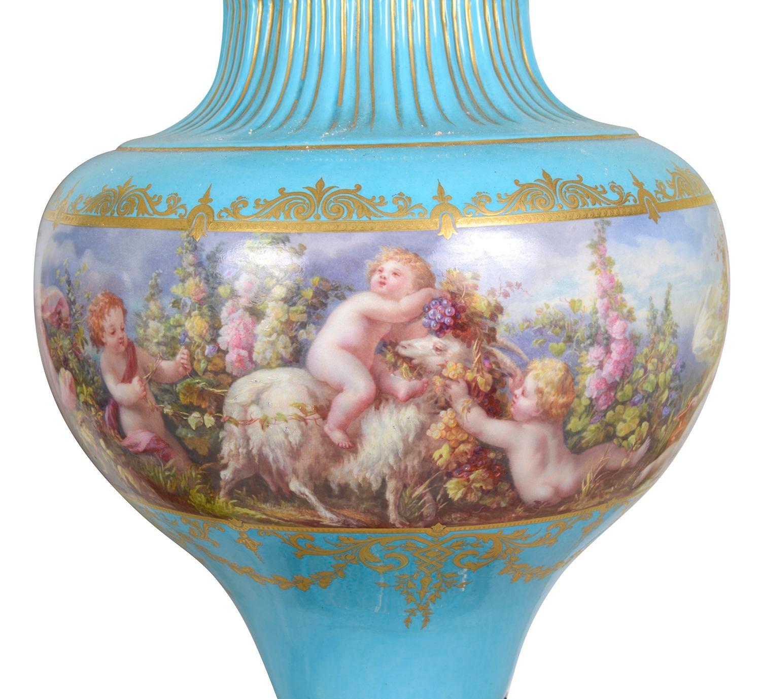 XIX secolo Coppia di vasi con coperchio in stile classico di Sèvres, circa 1880. in vendita
