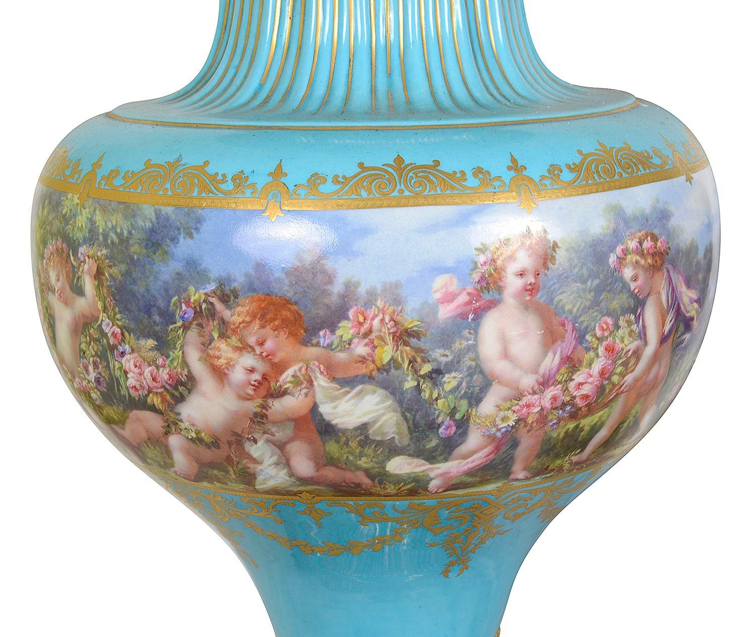 Porcellana Coppia di vasi con coperchio in stile classico di Sèvres, circa 1880. in vendita