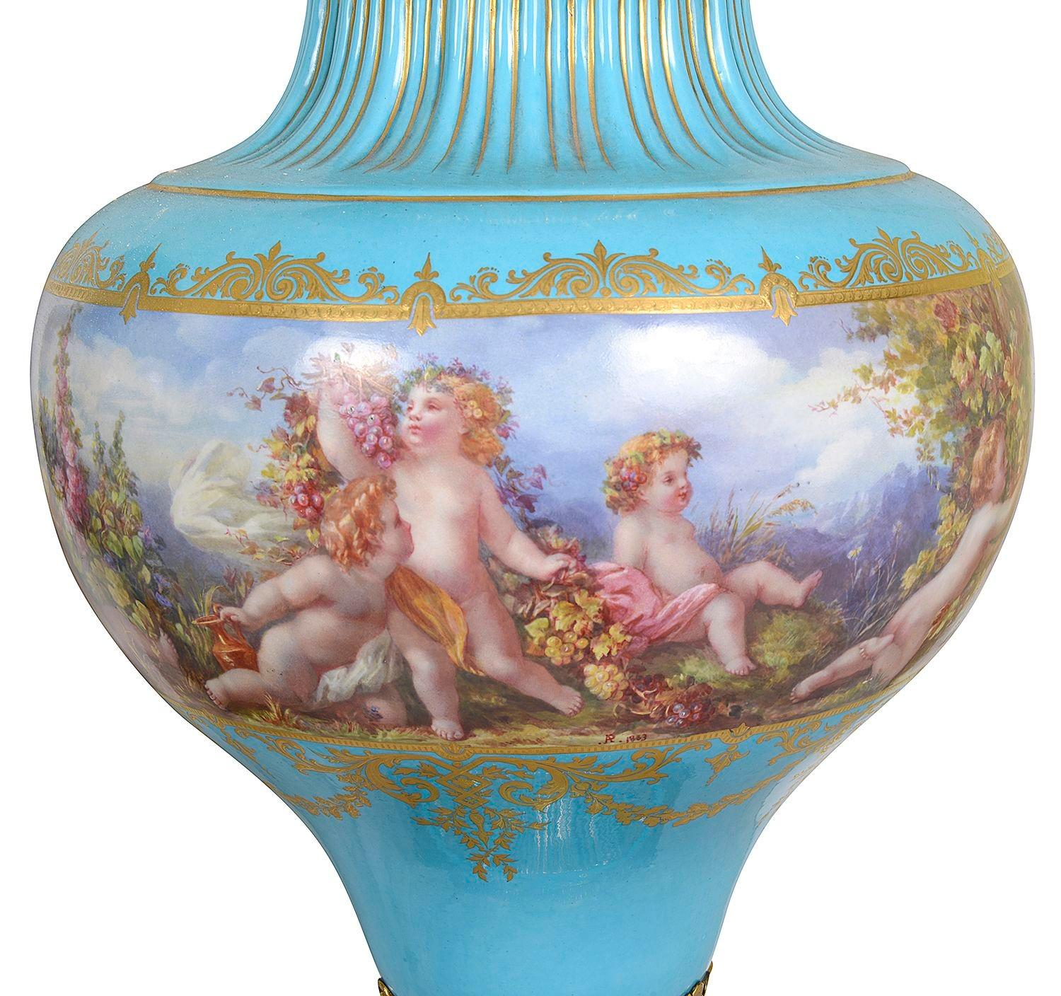 Coppia di vasi con coperchio in stile classico di Sèvres, circa 1880. in vendita 1